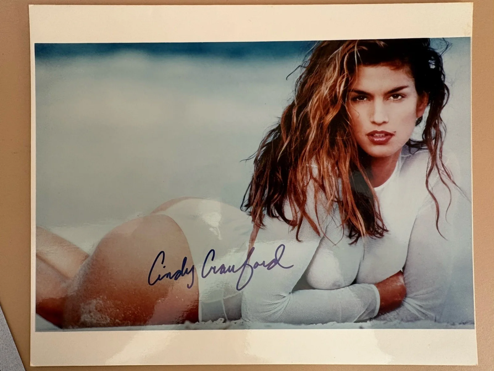 Cindy Crawford — AUTOGRAPHED CINDY CRAWFORD PHOTO W/COA SEE THROUGH TOP ON BEACH, изображение 2