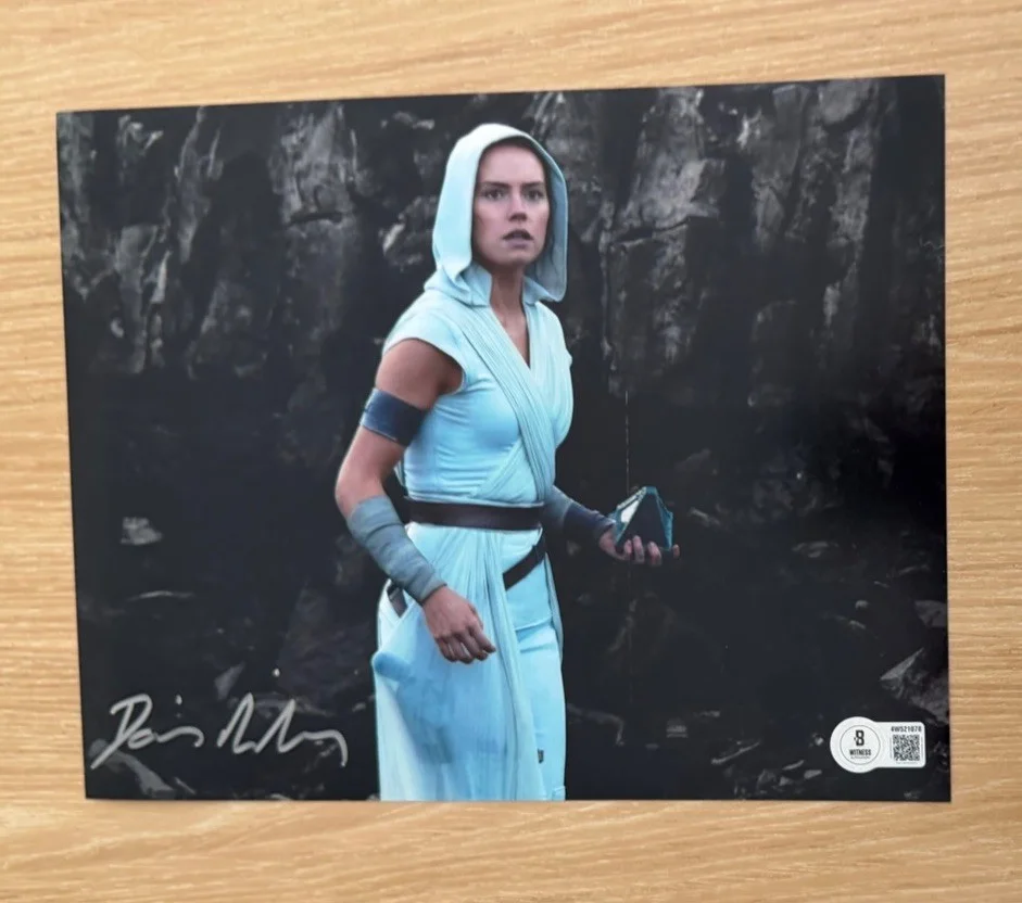Daisy Ridley — DAISY RIDLEY SIGNED STAR WARS 8X10 PHOTO BECKETT BAS