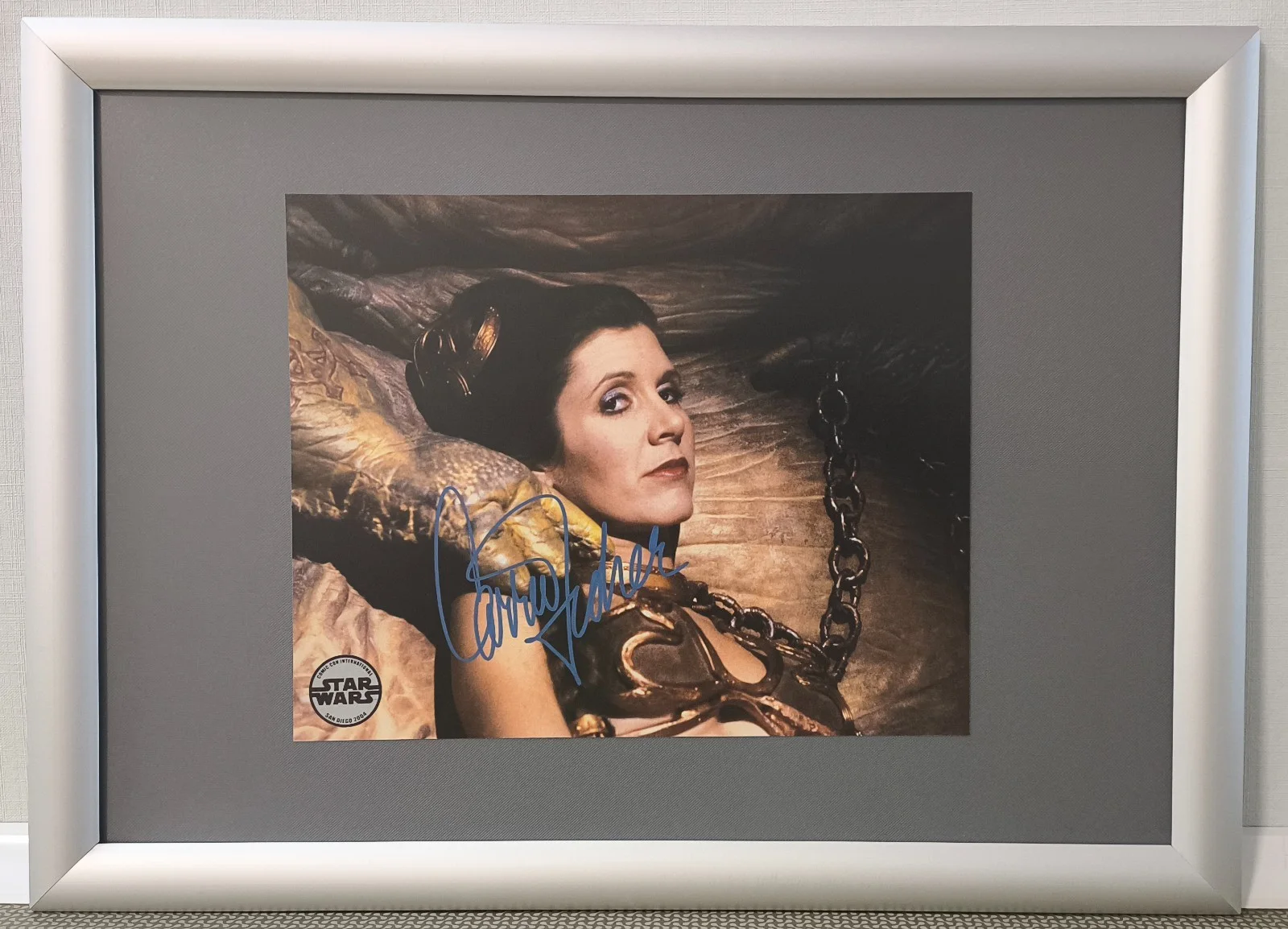 CARRIE FISHER — CARRIE FISHER SIGNED AUTOGRAPHED PHOTO 8X10