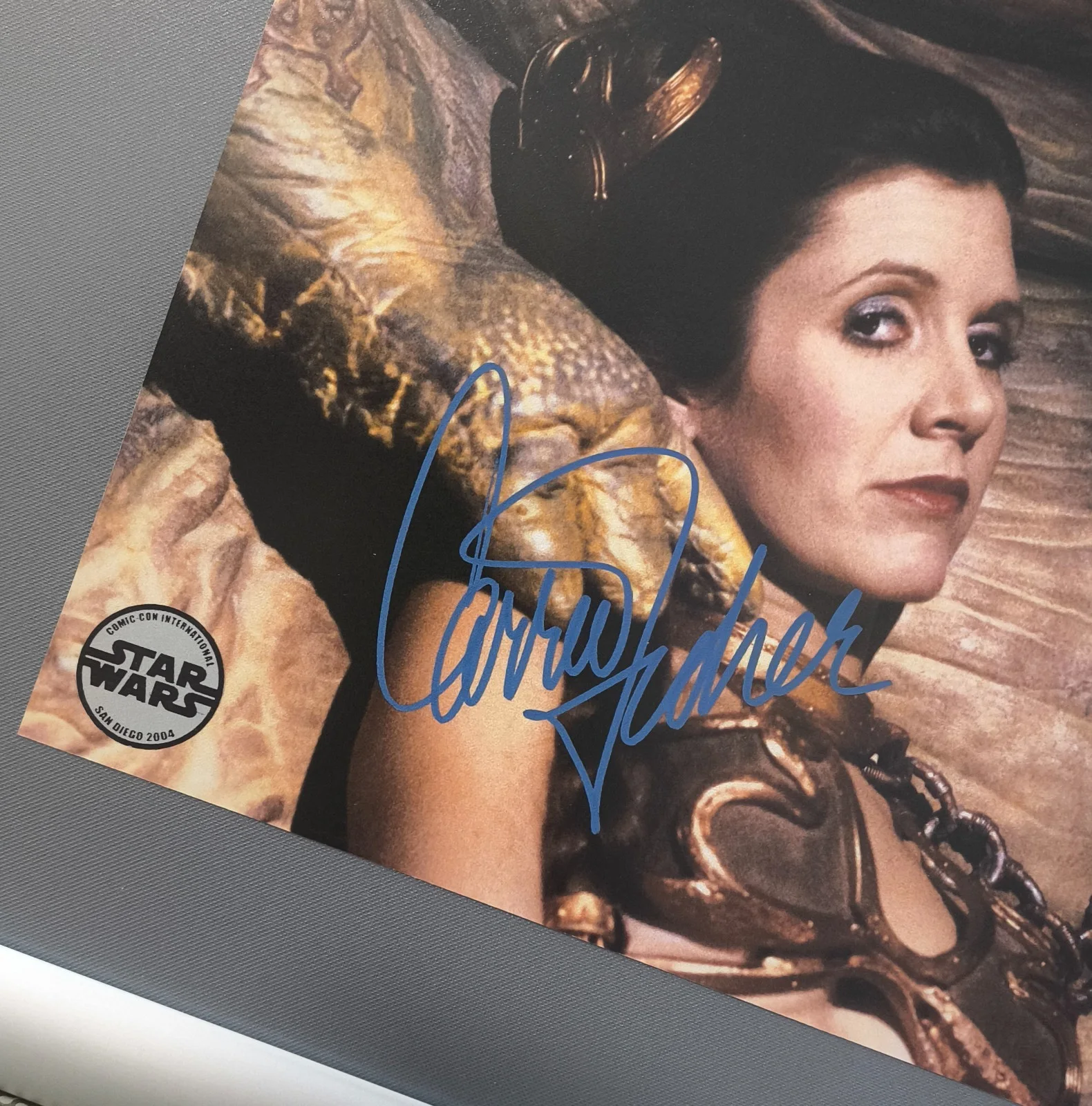 CARRIE FISHER — CARRIE FISHER SIGNED AUTOGRAPHED PHOTO 8X10, изображение 2