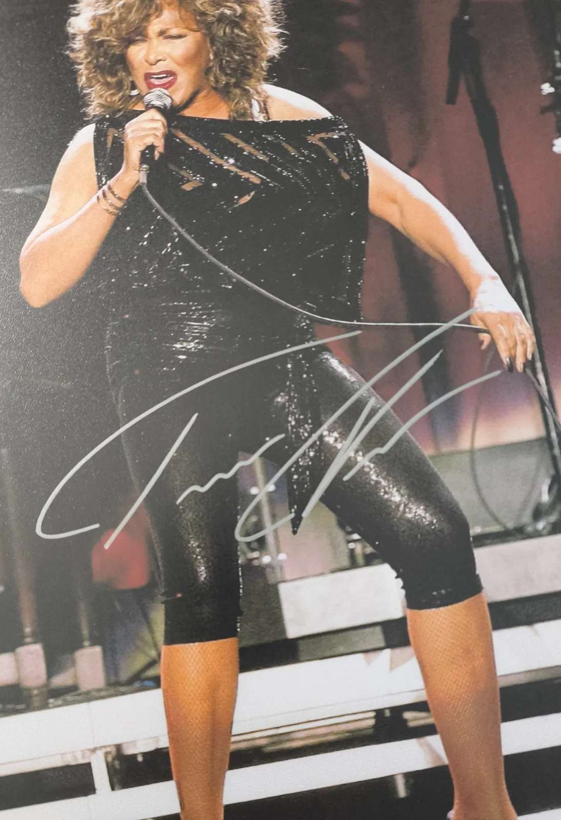 TINA TURNER SIGNED AUTOGRAPHED PHOTO 8X10 RARE, изображение 2