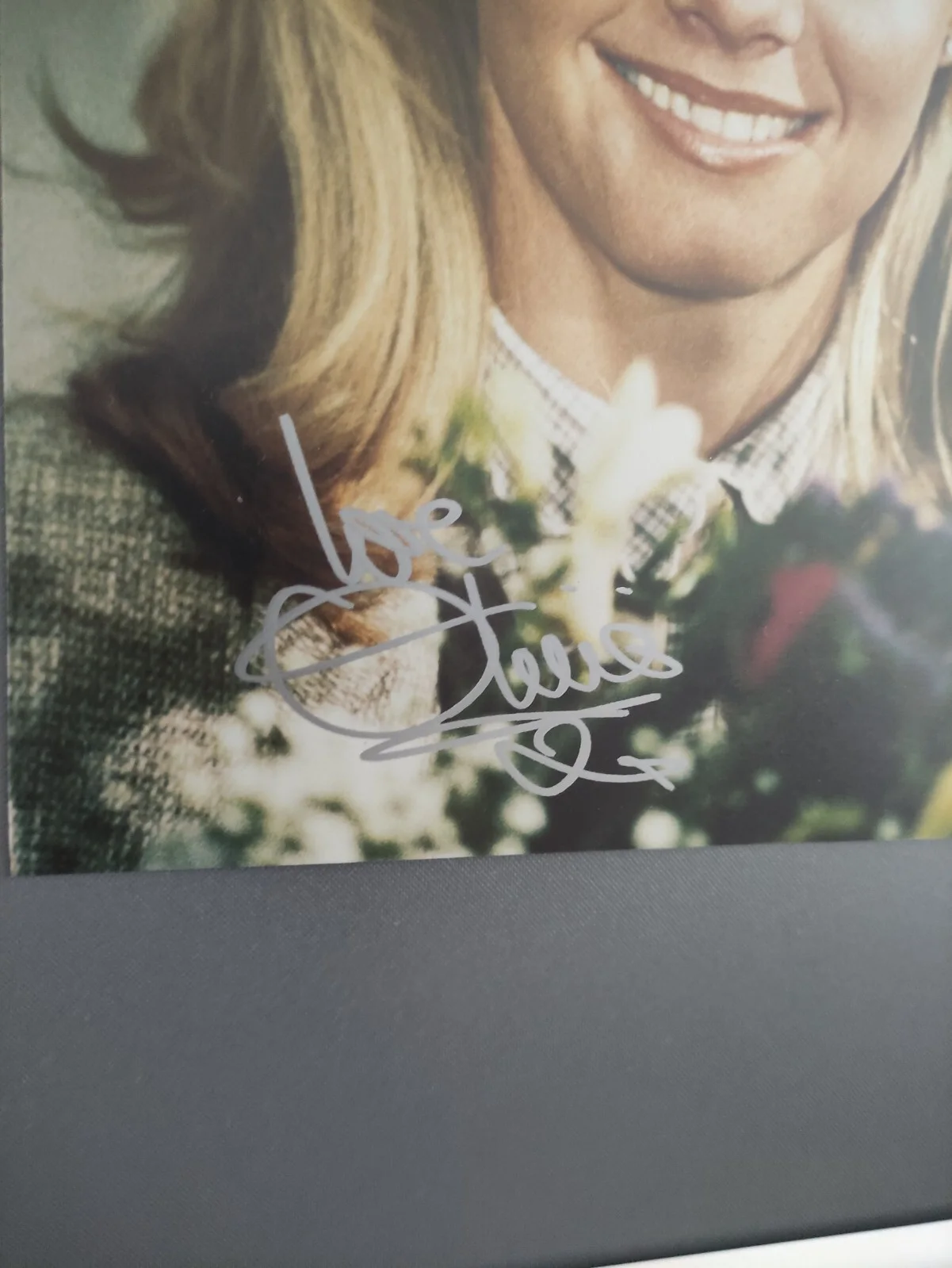 OLIVIA NEWTON JOHN SIGNED AUTOGRAPHED PHOTO 8X10, image 2