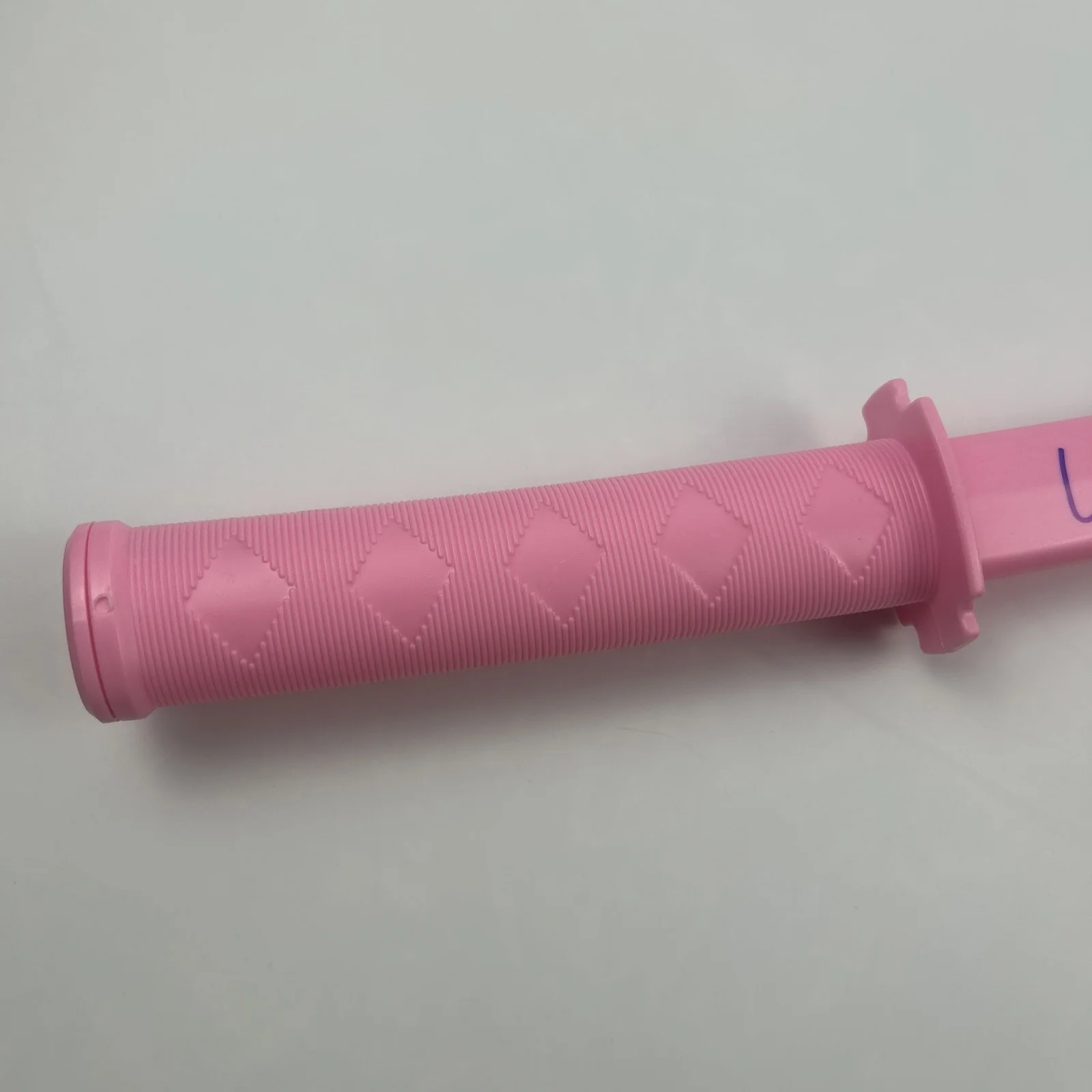 Uma Thurman — Signed Pink Plastic Sword Uma Thurman Autographed COA Kill Bill, image 3