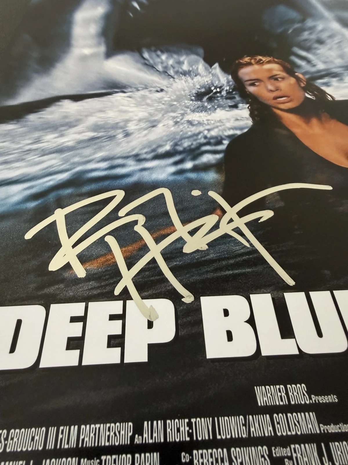 RENNY HARLIN SIGNED *DEEP BLUE SEA* 12X18 MOVIE POSTER “DIRECTOR” JSA COA, изображение 3