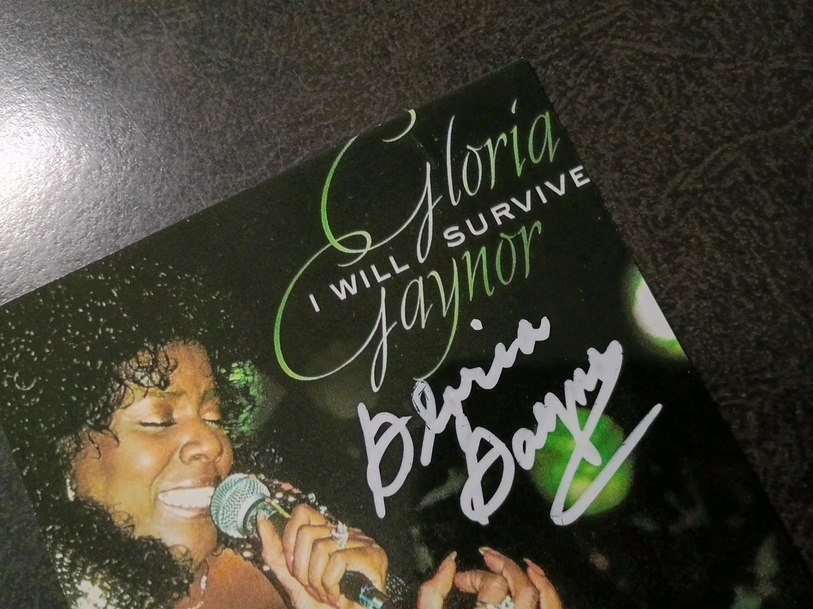 GLORIA GAYNOR — GLORIA GAYNOR Hand Signed Autograph 4X4 Photo - SINGER - SONG - I WILL SURVIVE, изображение 2