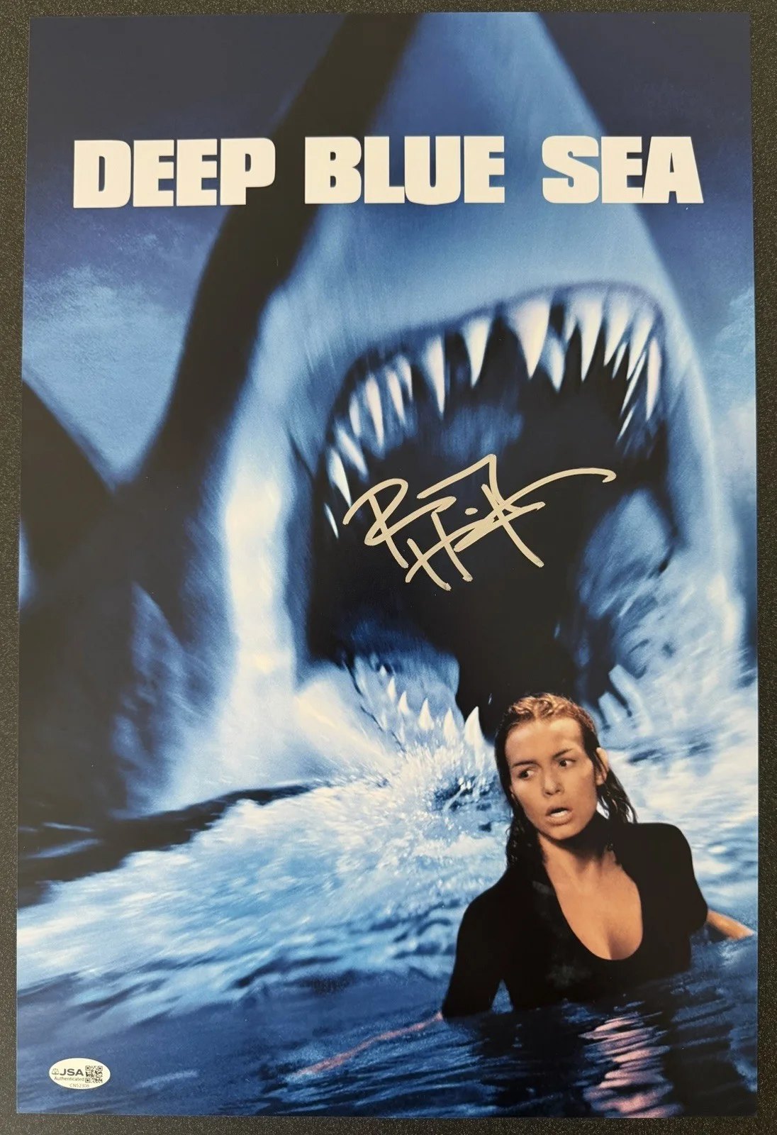RENNY HARLIN SIGNED *DEEP BLUE SEA* 12X18 MOVIE POSTER “DIRECTOR” JSA COA, изображение 2