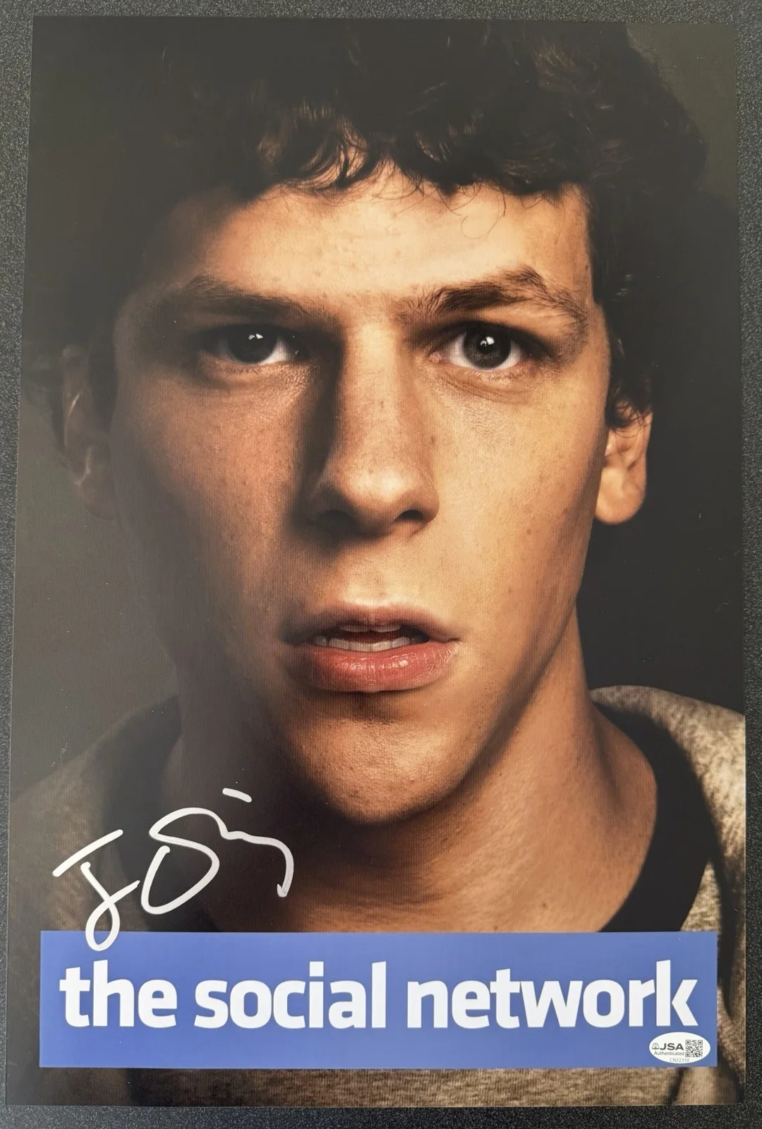 JESSE EISENBERG SIGNED ‘THE SOCIAL NETWORK’ 12X18 MOVIE POSTER PROOF JSA COA, image 3