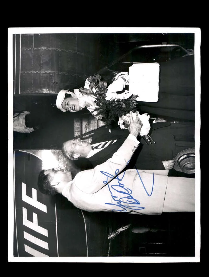 Yvonne DeCarlo — Yvonne DeCarlo PSA DNA Coa Signed 8x10 Photo Autograph