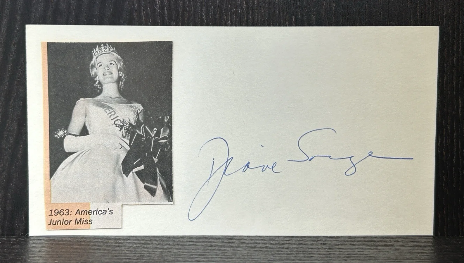 Diane Sawyer — DIANE SAWYER HAND SIGNED CARD Original Autograph ABC NEWS ANCHOR Writer Producer