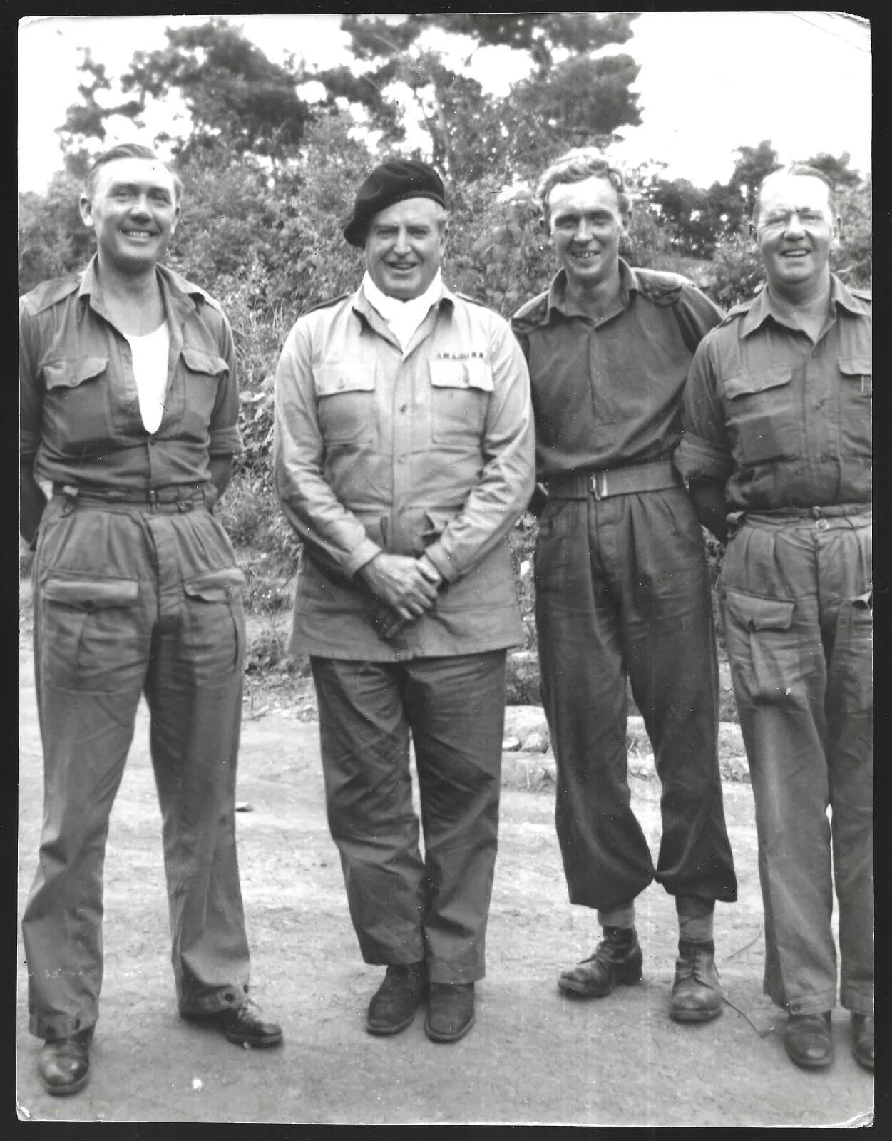 Photo British Actor Jack Warner Visiting Troops Korea War Soldiers Posing 1951, изображение 2