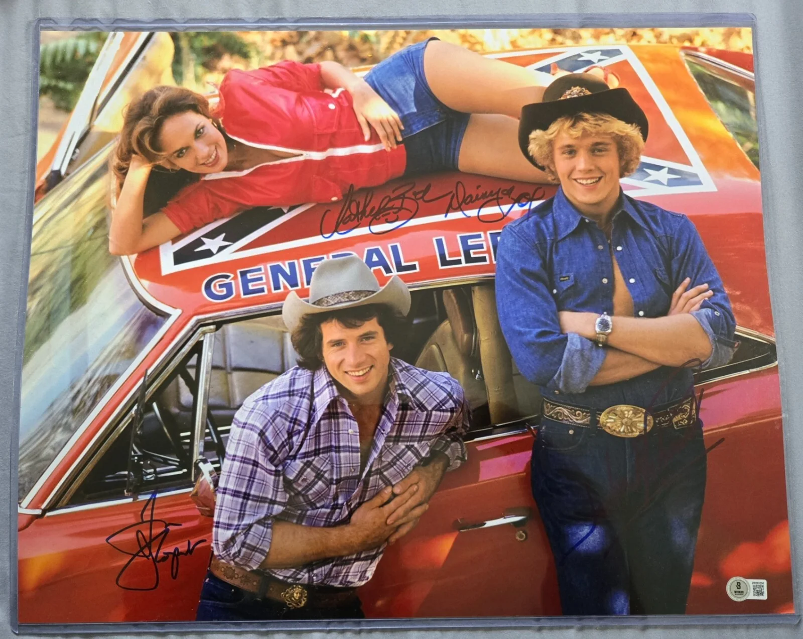Tom Wopat / John Schneider / Catherine Bach — Dukes of Hazzard Bo, Luke & Daisy Signed 16x20 Photo Beckett Witness