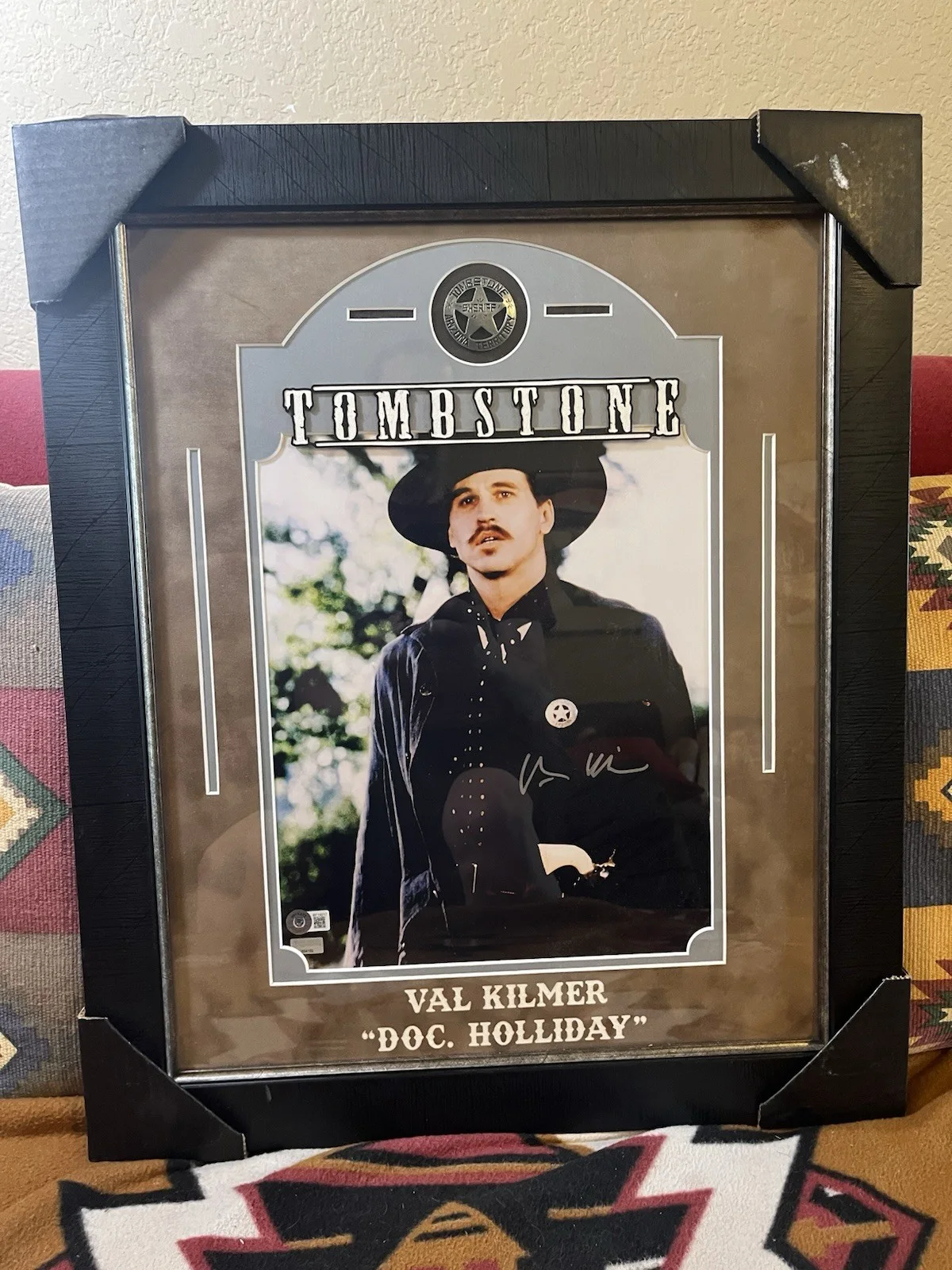Val Kilmer — Val Kilmer SIGNED 'Doc Holliday' Tombstone Framed Photo & Badge W/ Beckett COA, изображение 2