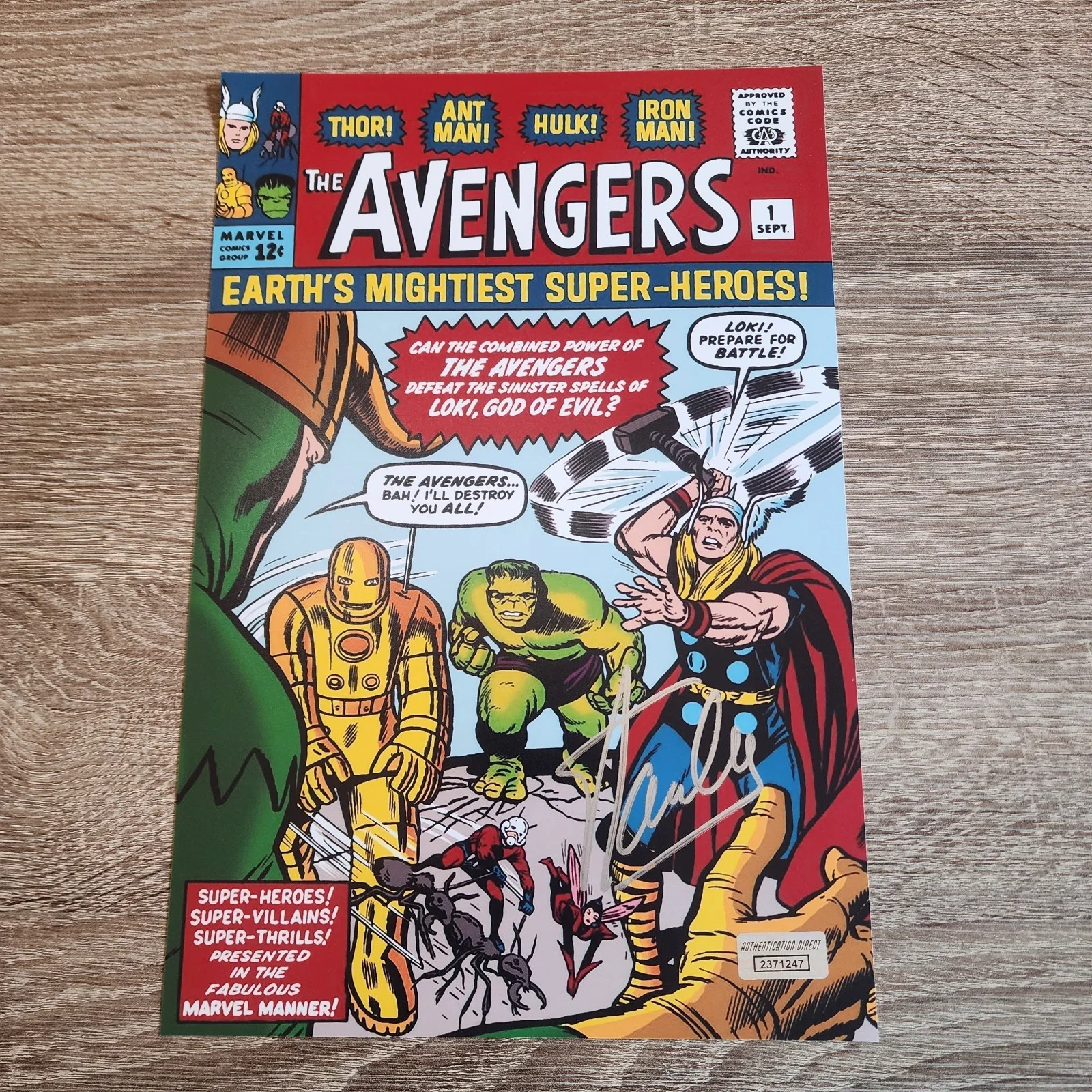 STAN LEE — STAN LEE Signed 8x12 Photo THE AVENGERS Comic Book Cover W/ COA Marvel