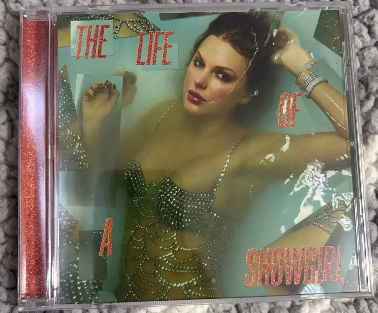 Taylor Swift - The Life of a Showgirl CD + Hand Signed Photo 1 IN HAND, изображение 2