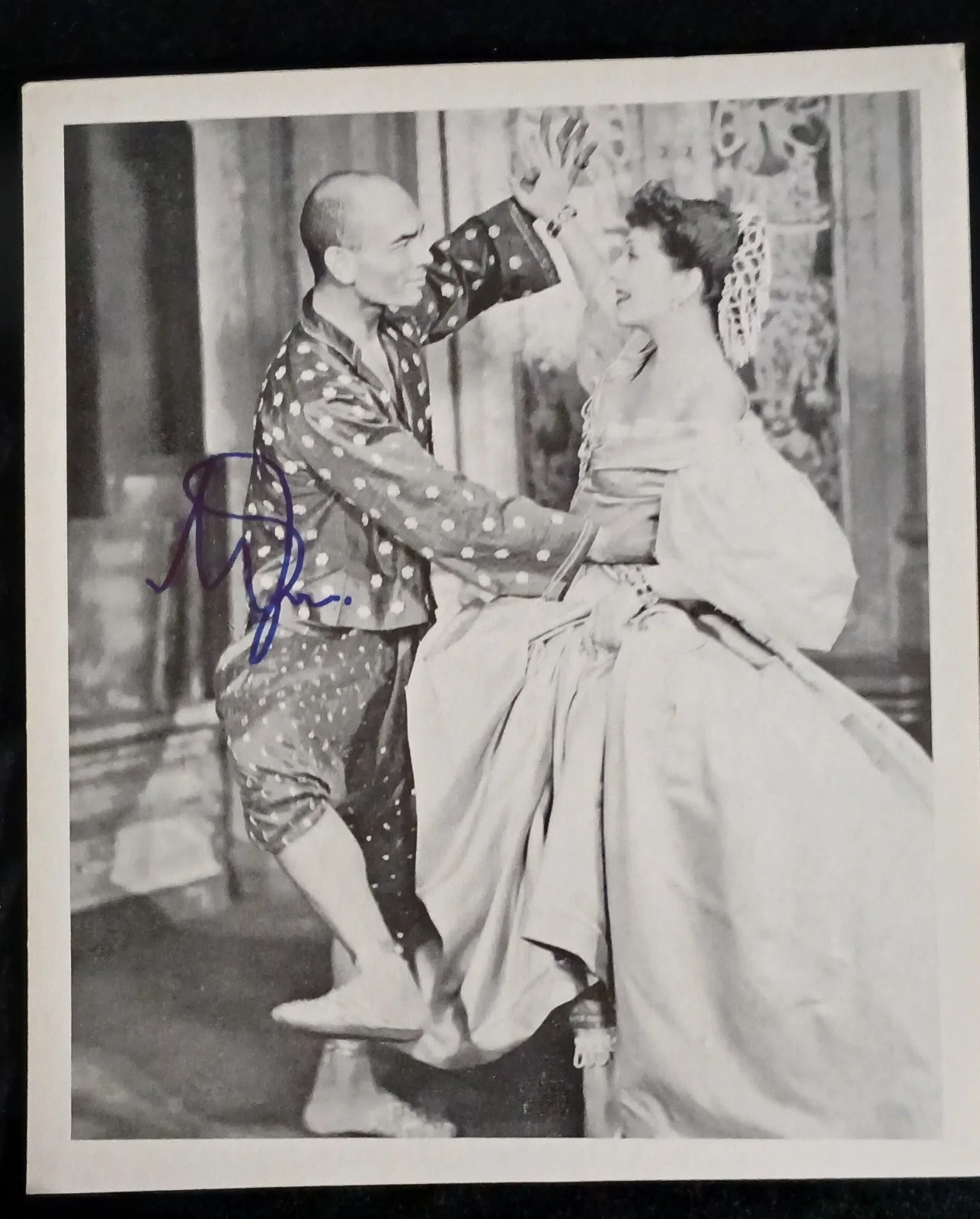 Yul Brynner — 11x17 Autographed Photo Yul Brynner with COA "The King and I"