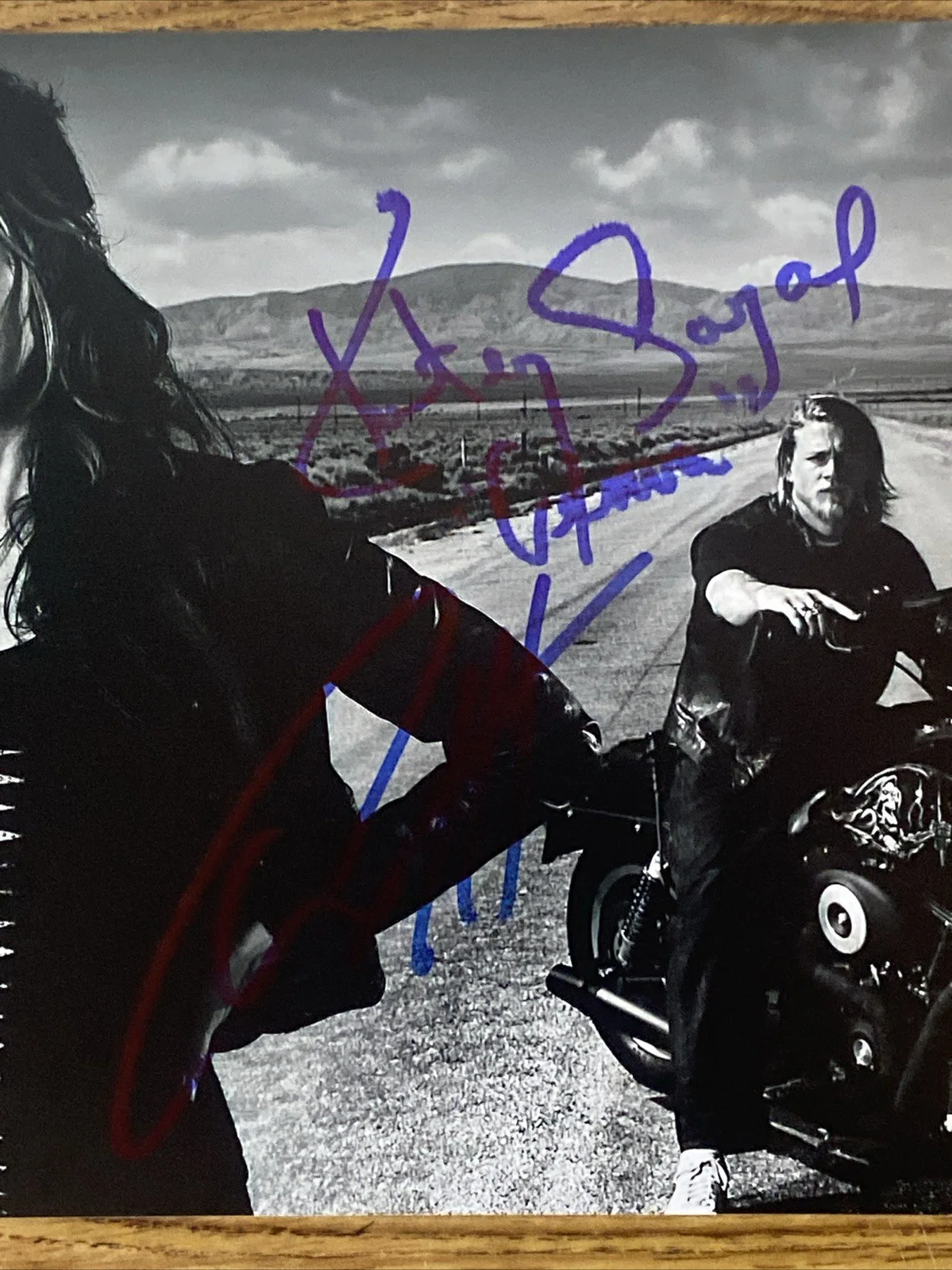 Katey Segal, Charlie Hunnam — Katey Segal & Charlie Hunnam Autographed 8x10 Photo Sons of Anarchy Jax Gemma, изображение 2