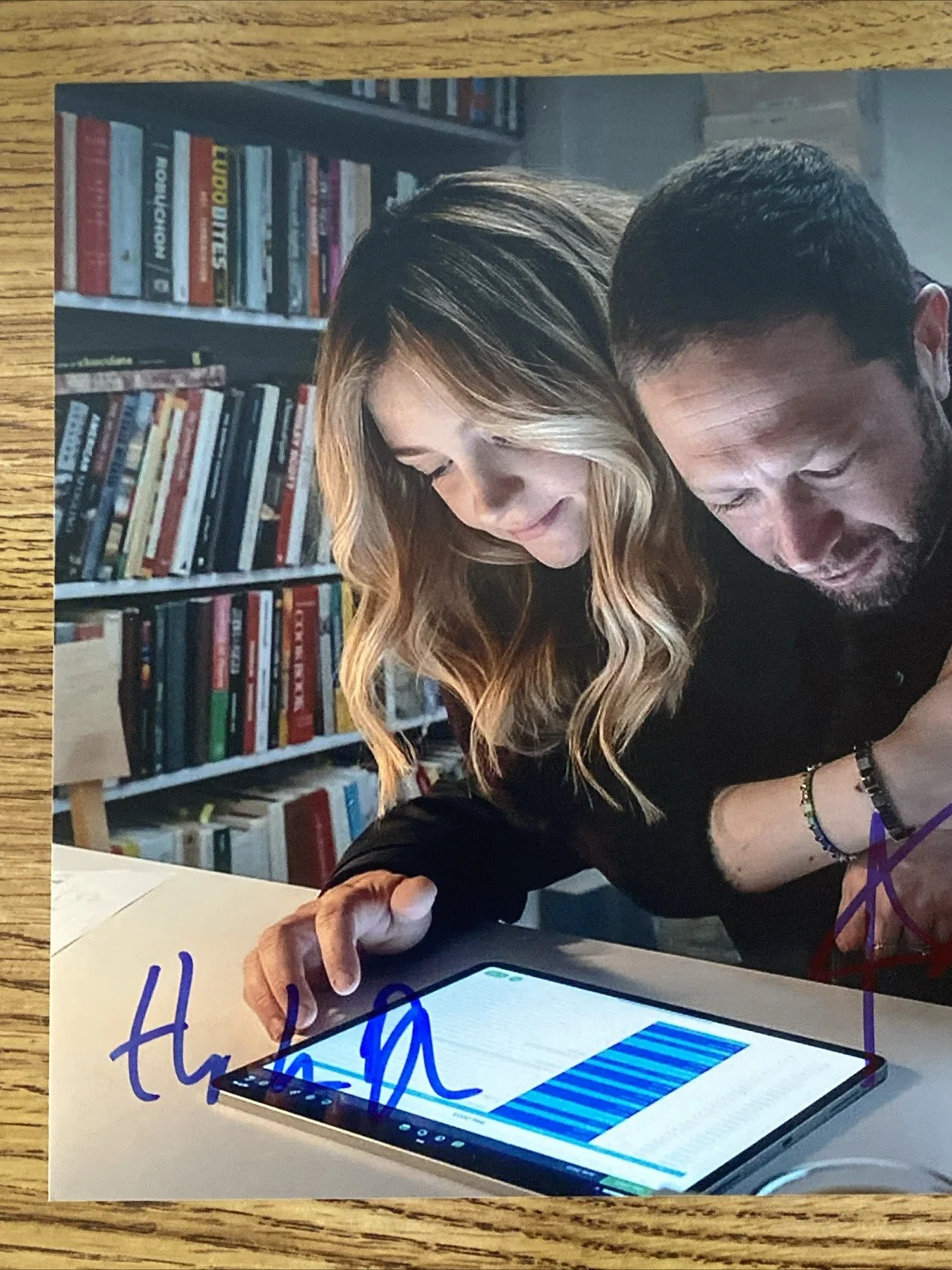 Abby Elliott, Ebon Moss Bachrach — Abby Elliott & Ebon Moss Bachrach Autographed 8x10 Photo The Bear, изображение 2