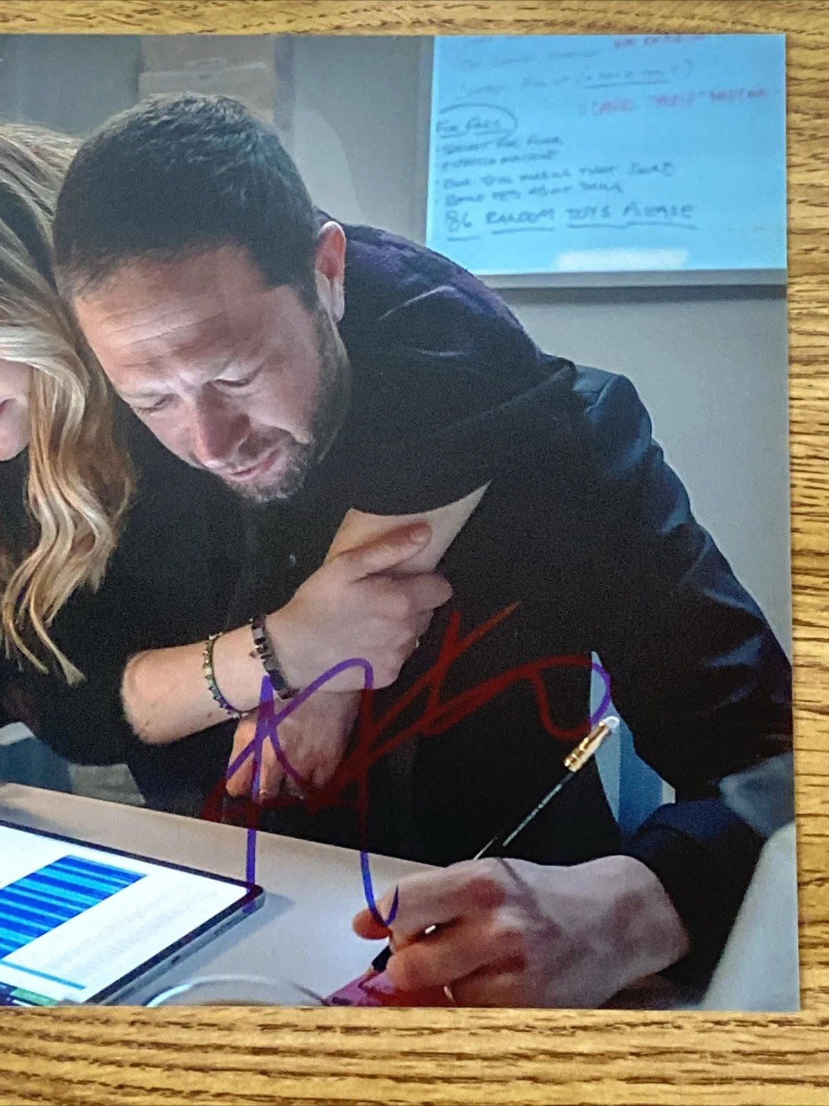 Abby Elliott, Ebon Moss Bachrach — Abby Elliott & Ebon Moss Bachrach Autographed 8x10 Photo The Bear, изображение 3