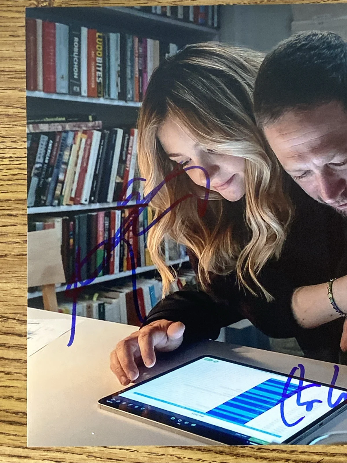 Abby Elliott, Ebon Moss Bachrach — Abby Elliott & Ebon Moss Bachrach Autographed 8x10 Photo The Bear, изображение 2