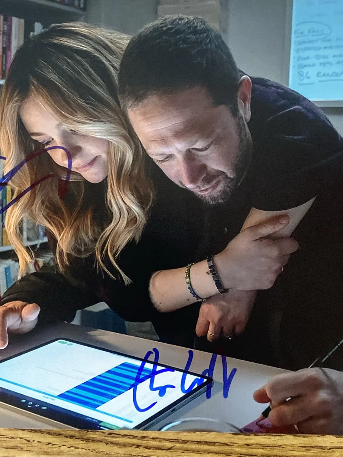 Abby Elliott, Ebon Moss Bachrach — Abby Elliott & Ebon Moss Bachrach Autographed 8x10 Photo The Bear, изображение 3