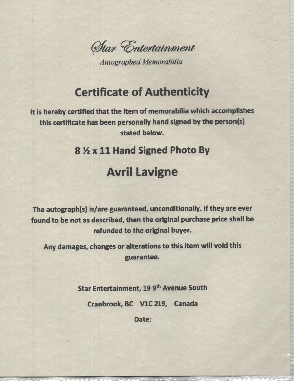 AVRIL LAVIGNE - SEXY SNGER POSE - HAND SIGNED AUTOGRAPHED PHOTO WITH COA, image 2