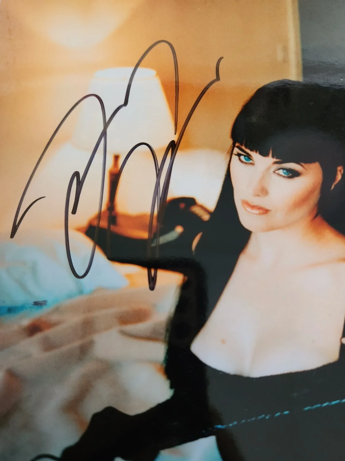 Lucy Lawless Signed Autographed 8x10" Photograph AW COA Xena Sexy Portrait, изображение 2