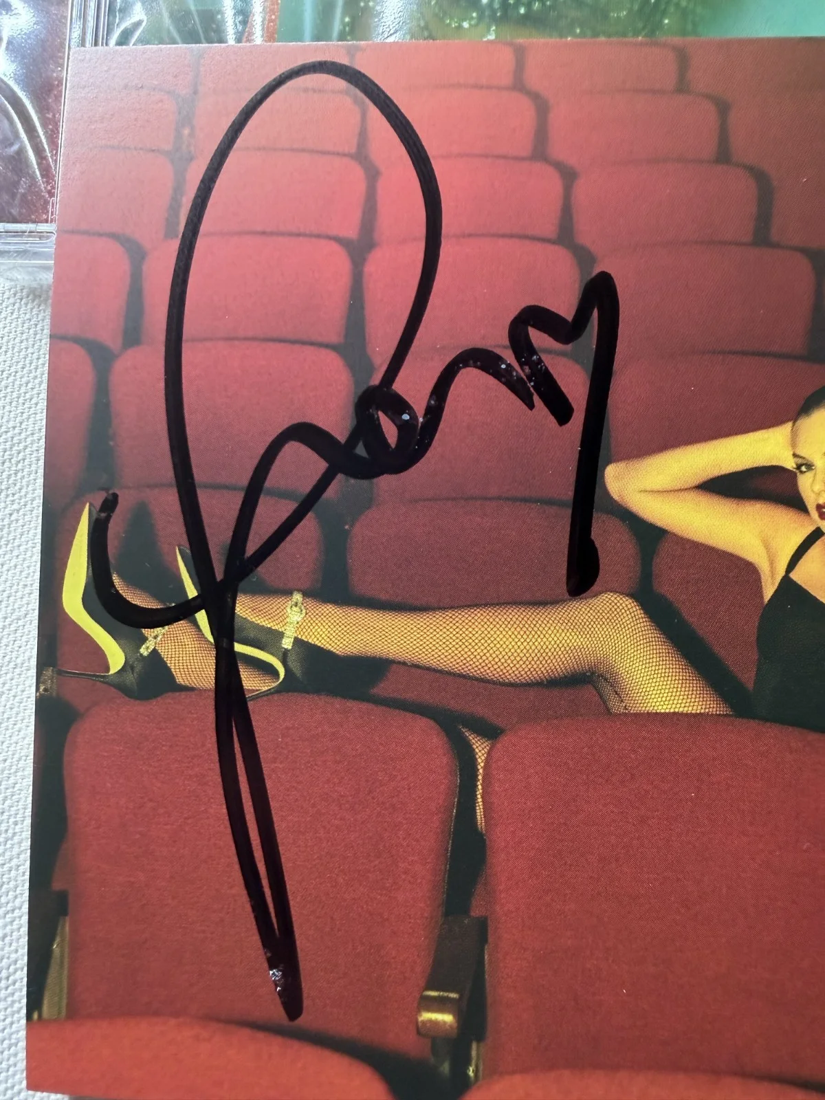 Taylor Swift Autographed The Life of a Showgirl Signed CD Photo #4, изображение 2