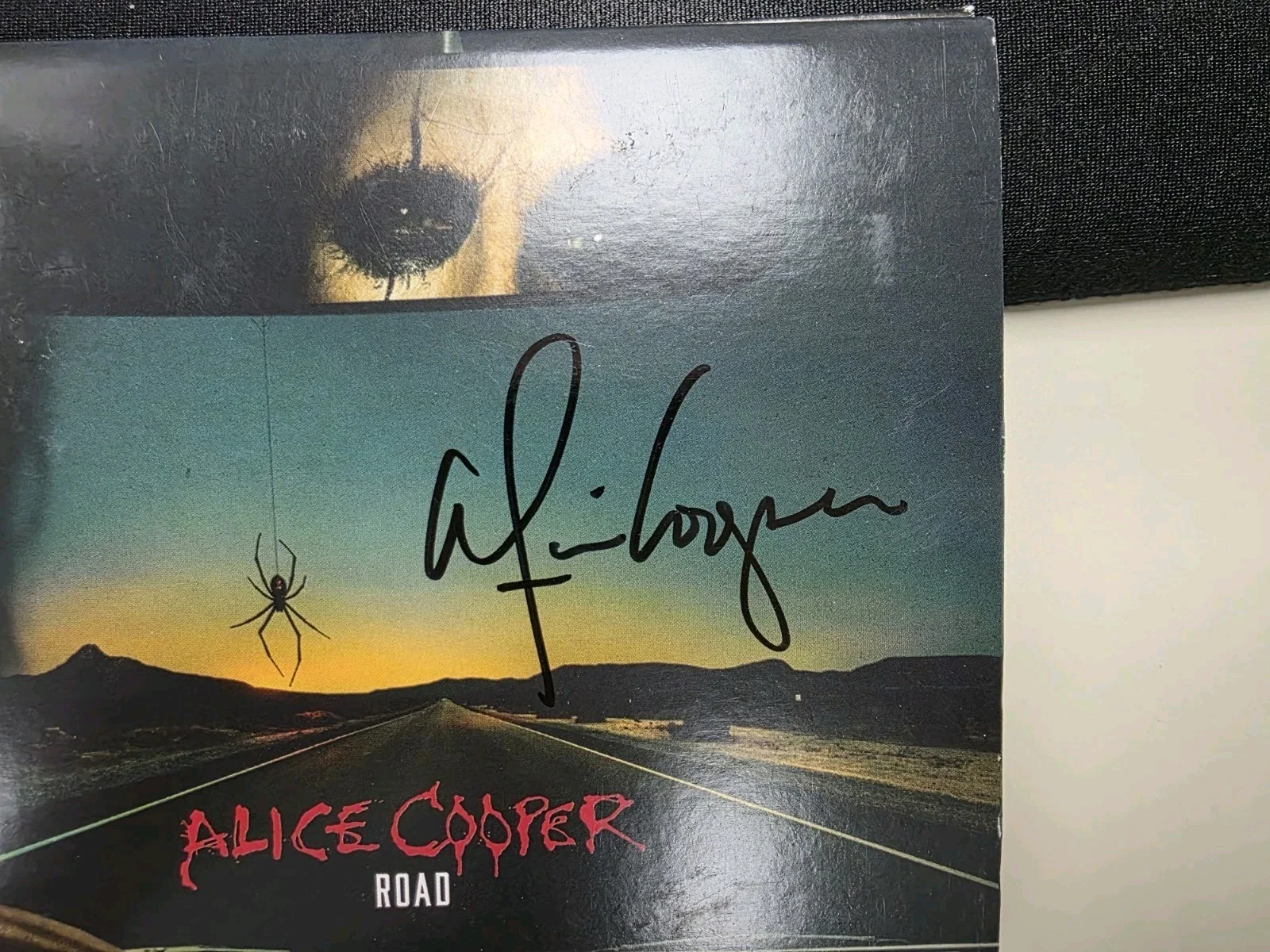ALICE COOPER - ROAD - 2023 CD/DVD SET - SIGNED/AUTOGRAPHED ON THE COVER!! RARE, изображение 2