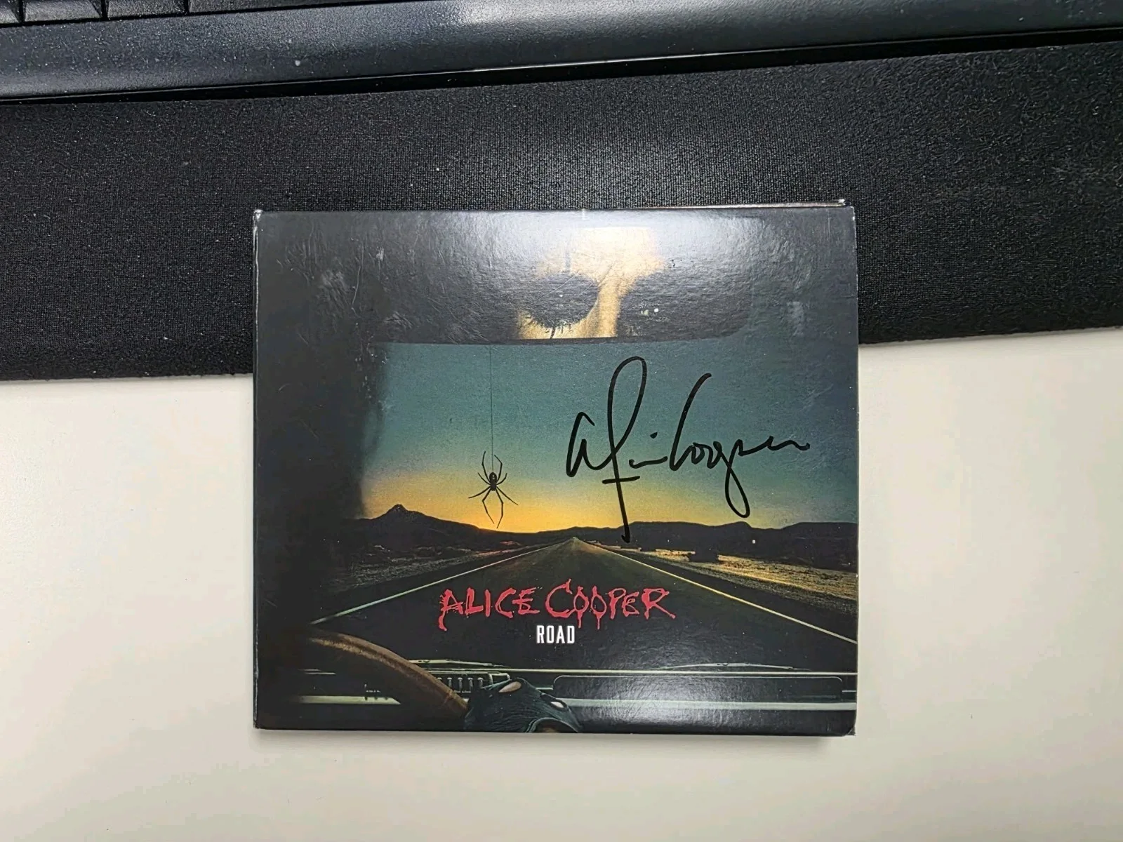 ALICE COOPER - ROAD - 2023 CD/DVD SET - SIGNED/AUTOGRAPHED ON THE COVER!! RARE, изображение 3