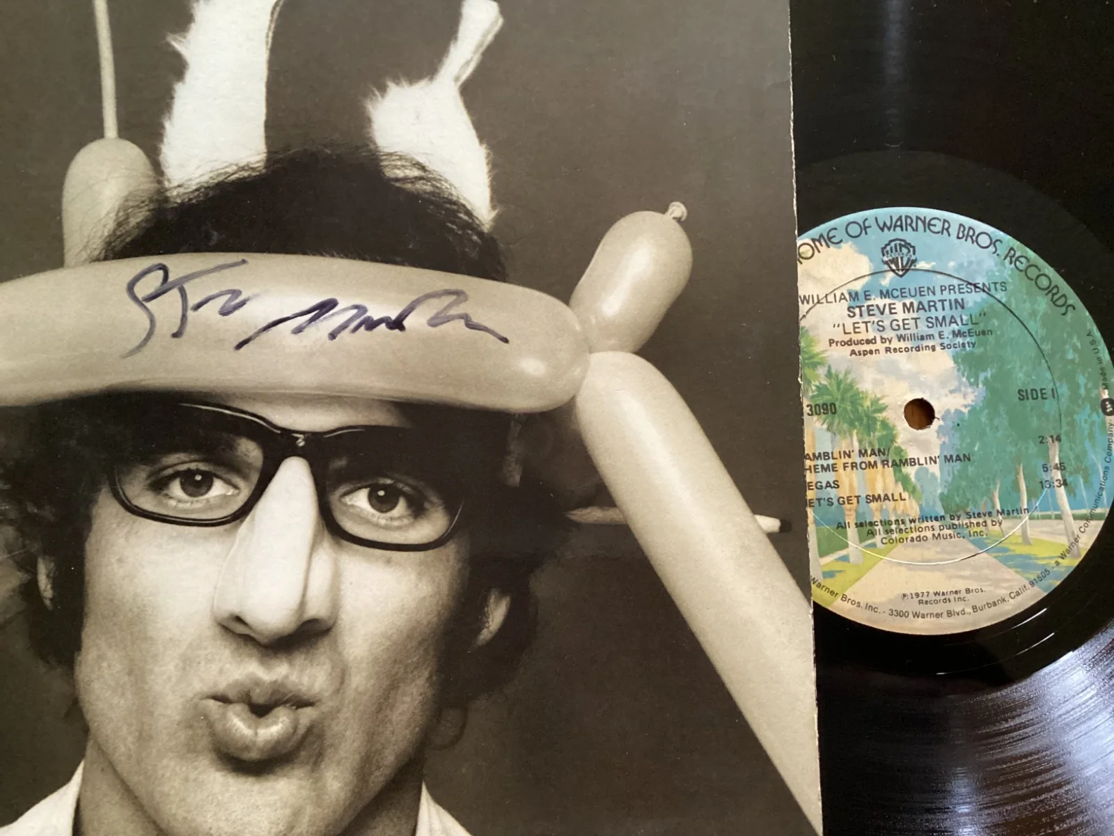 The WILD, CRAZY GUY — STEVE MARTIN AUTOGRAPHED "LET'S GET SMALL" 1977 IN PERSON SIGNED RECORD ALBUM, изображение 2