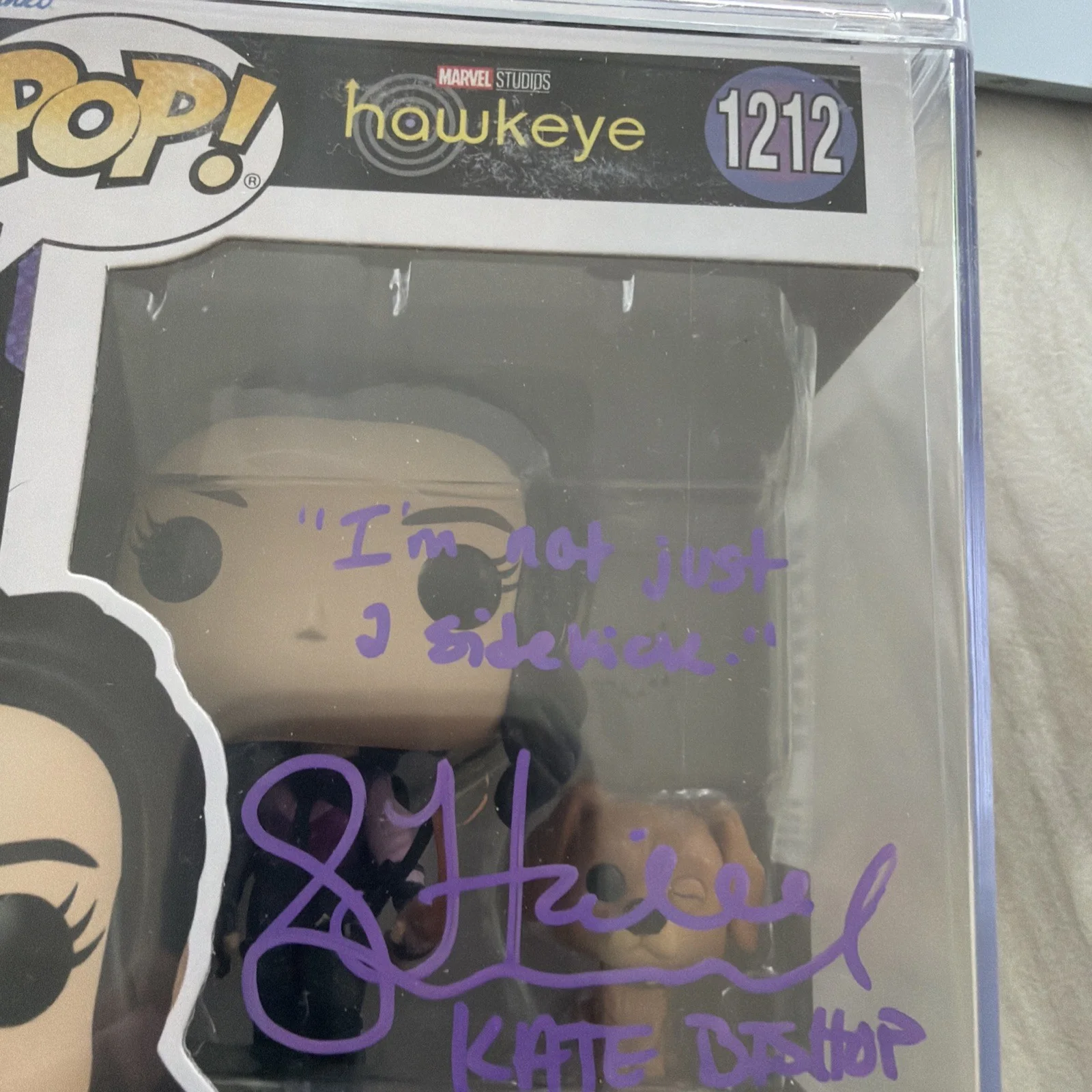 Hailee Steinfeld — Hailee Steinfeld Signed Kate Bishop Funko Pop # 1212 w/ quote and cn,, изображение 3