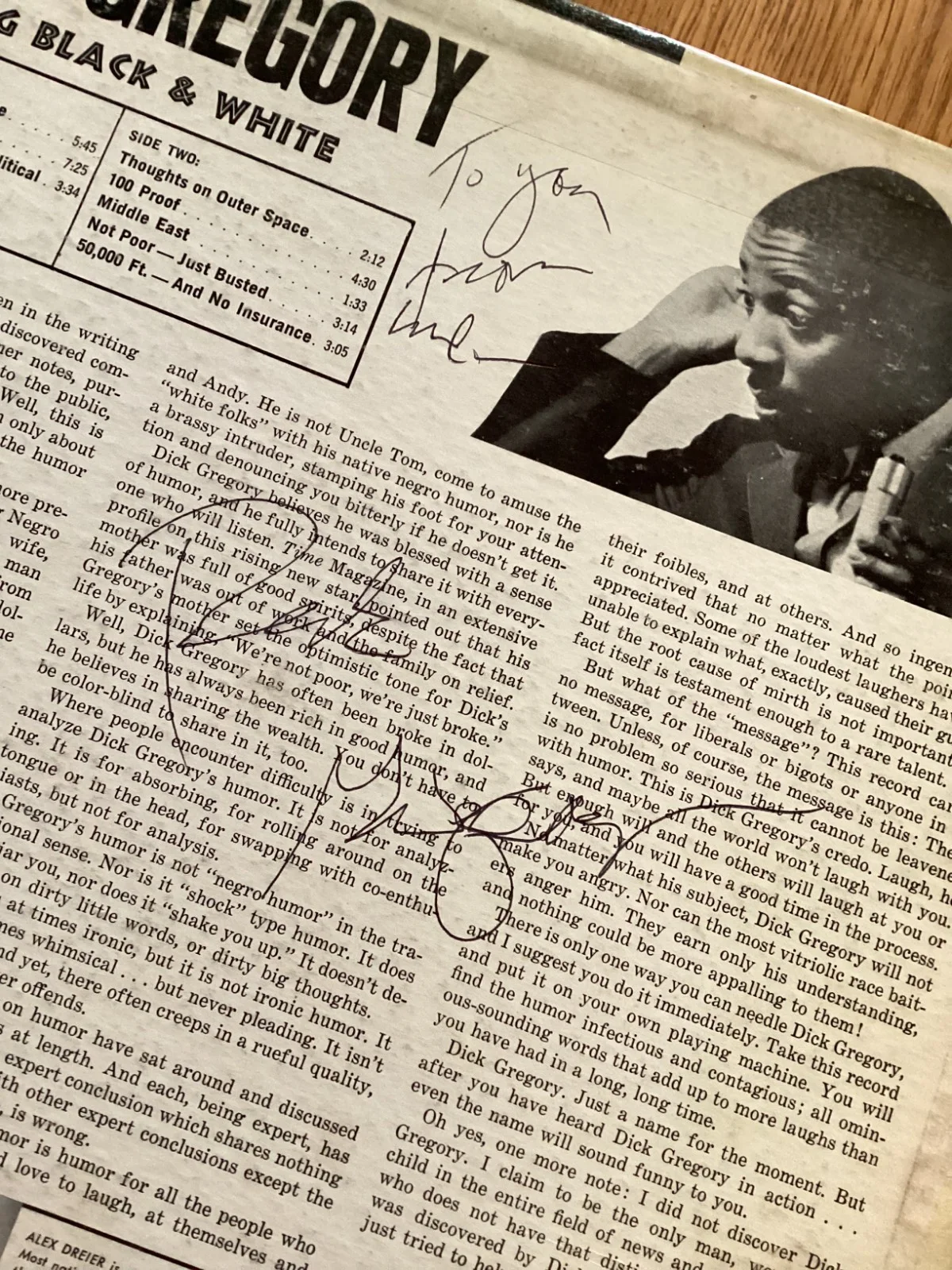 DICK GREGORY — DICK GREGORY AUTOGRAPHED "IN LIVING BLACK & WHITE" 1962 "COMEDY" RECORD ALBUM, изображение 2