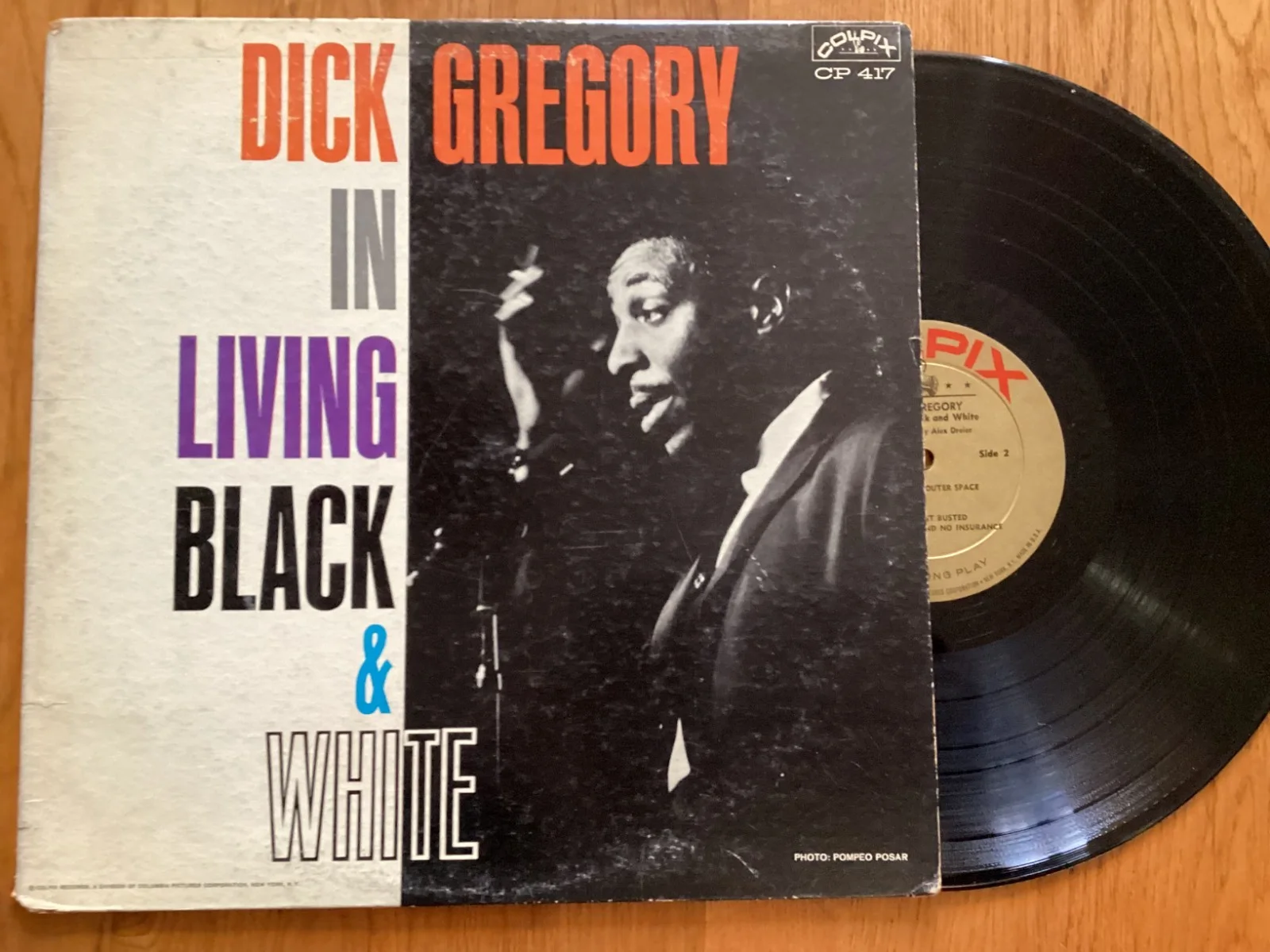 DICK GREGORY — DICK GREGORY AUTOGRAPHED "IN LIVING BLACK & WHITE" 1962 "COMEDY" RECORD ALBUM, изображение 3