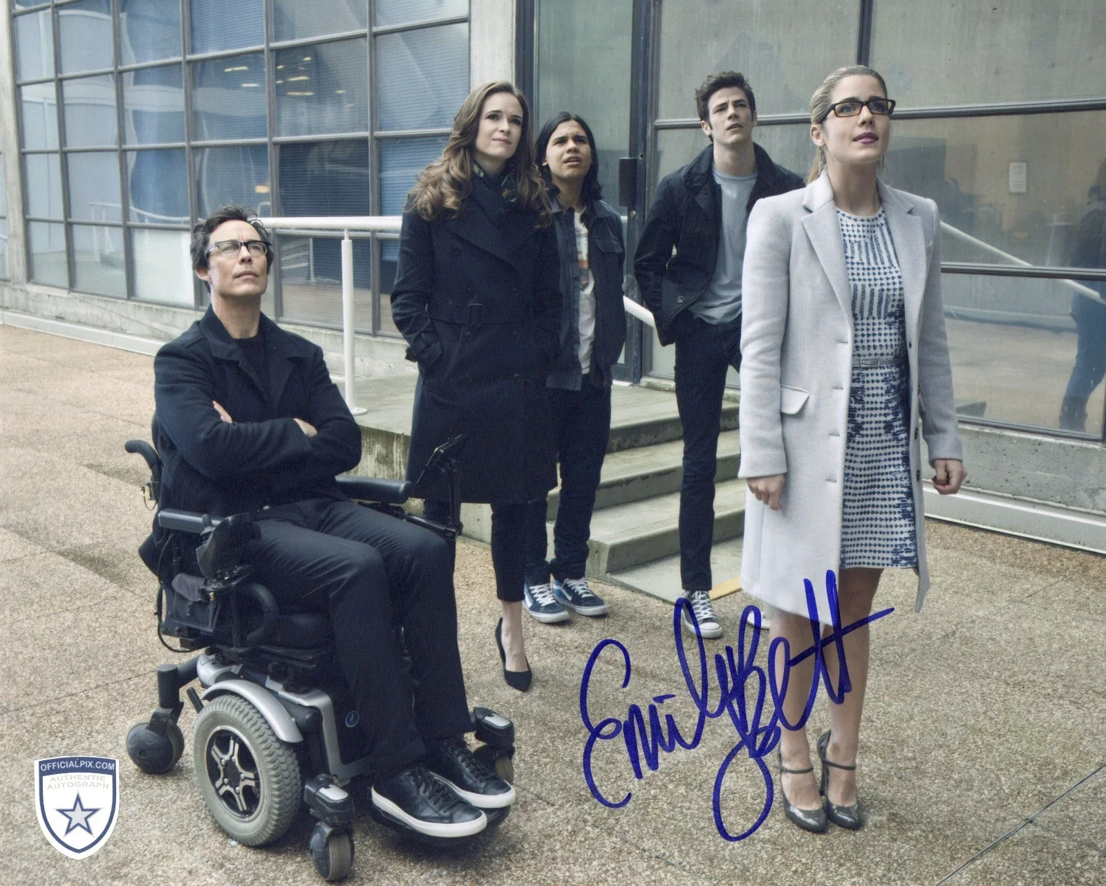 Emily Bett Rickards — Signed Emily Bett Rickards Felicity Smoak Arrow 8x10 Photo Official Pix COA