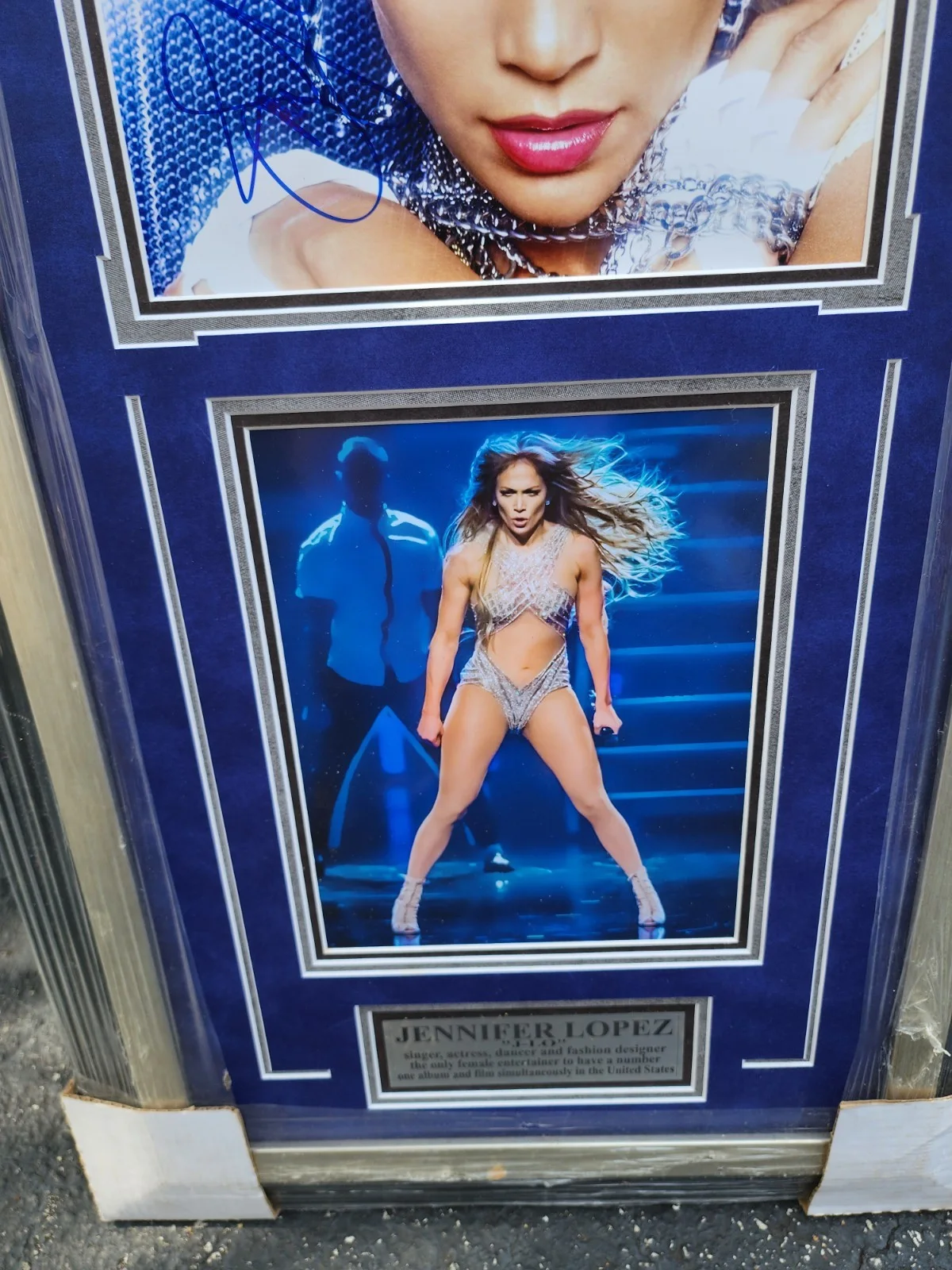 JENNIFER LOPEZ signed eight by ten color photo framed In No Glass, изображение 2