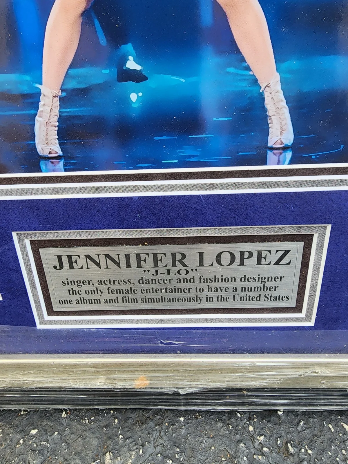 JENNIFER LOPEZ signed eight by ten color photo framed In No Glass, изображение 4