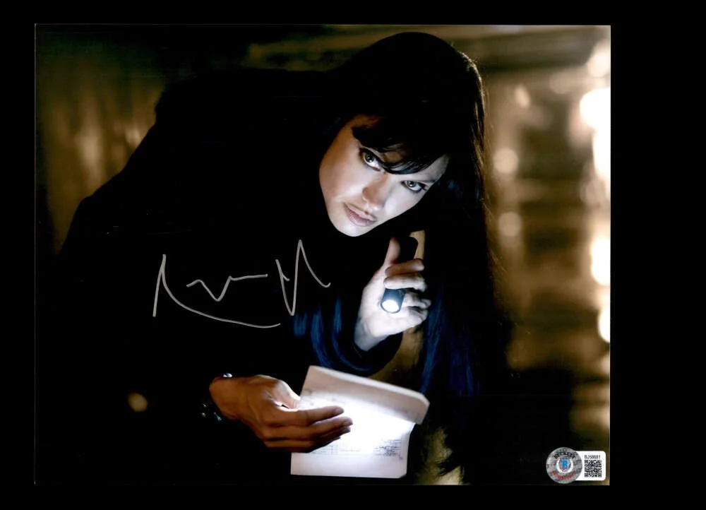 Angelina Jolie — Angelina Jolie Beckett BAS Signed 8x10 Photo Autograph