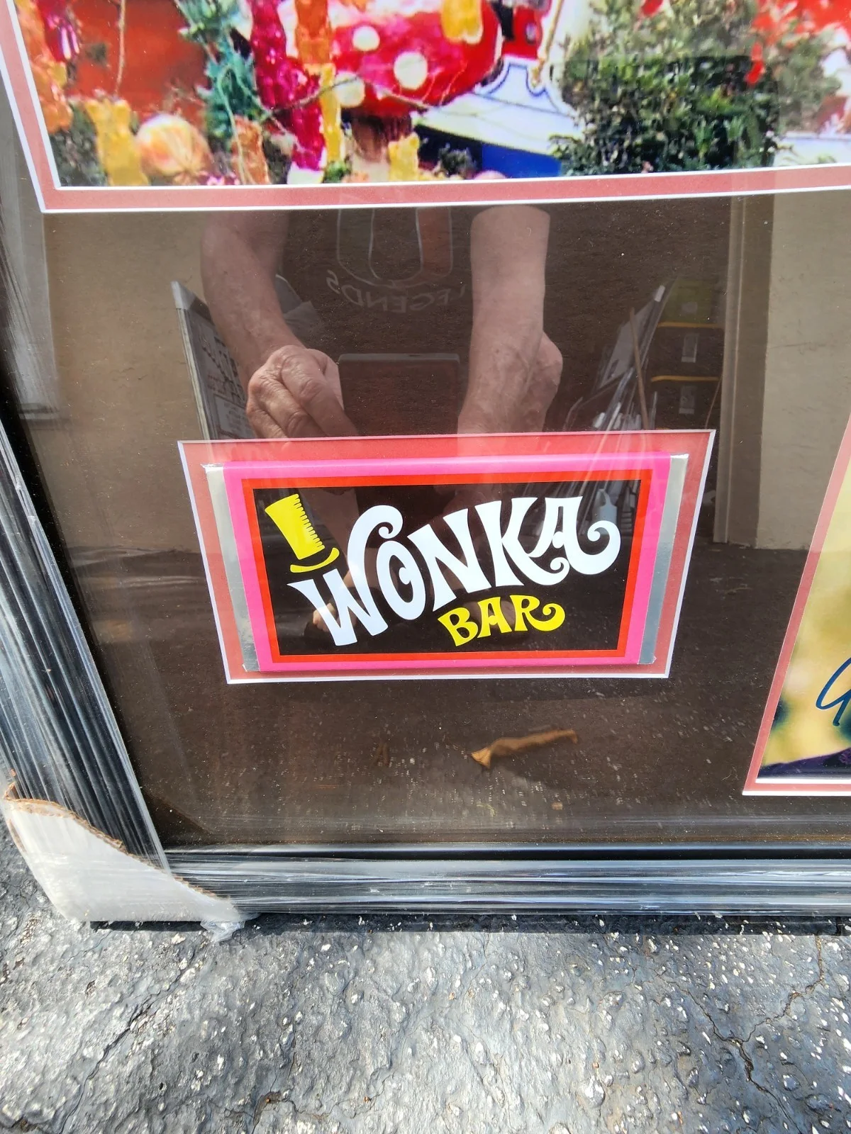 Willy Wonka Signed By Gene Wilder 8 X 10 Photo With Movie Props, image 2