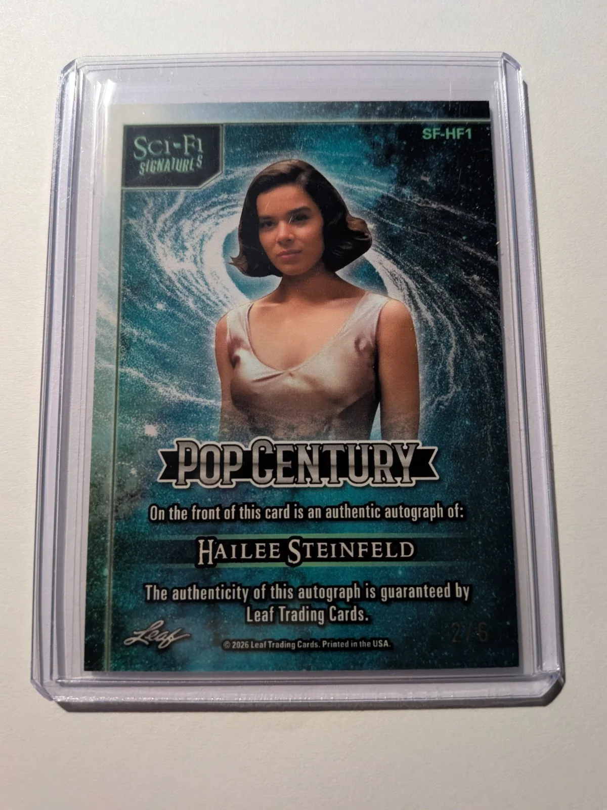 Hailee Steinfeld — HAILEE STEINFELD AUTO 2026 LEAF METAL POP CENTURY SCi-Fi Signatures # 2/6, изображение 2