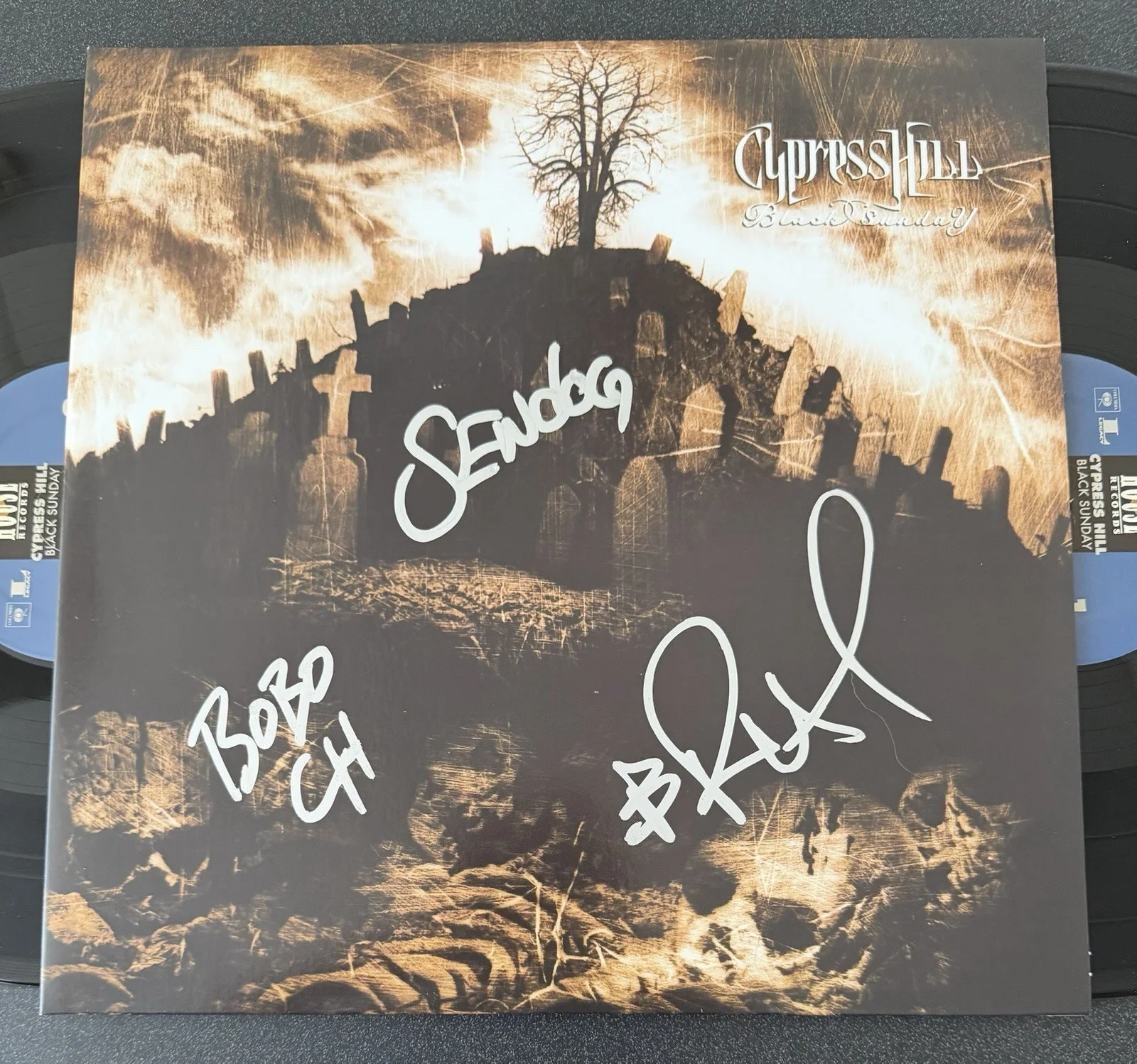B-REAL, SEN DOG & ERIC BOBO SIGNED CYPRESS HILL ‘BLACK SUNDAY’ VINYL LP JSA COA, изображение 2
