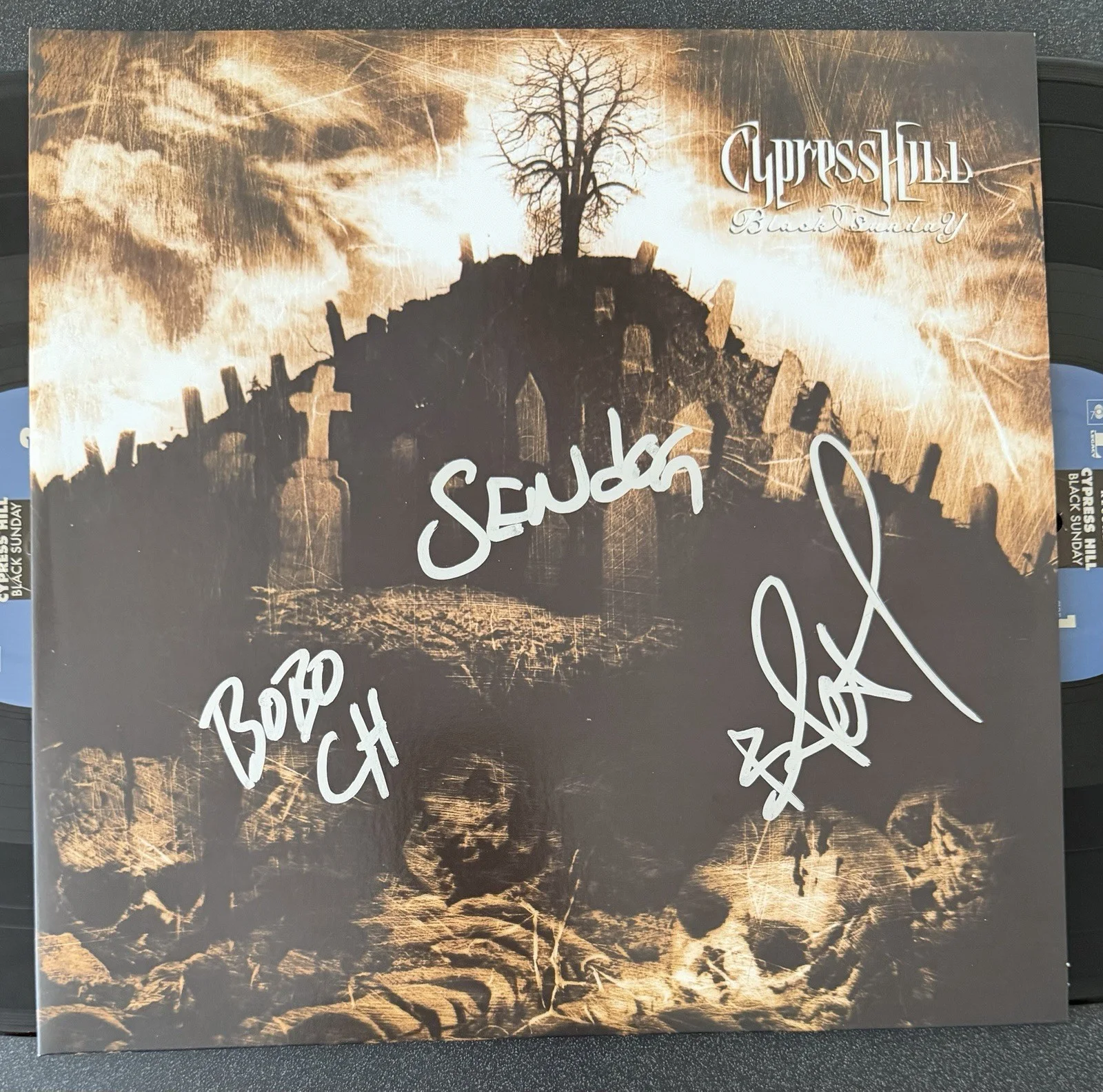 B-REAL, SEN DOG & ERIC BOBO SIGNED CYPRESS HILL ‘BLACK SUNDAY’ VINYL LP JSA COA, изображение 2