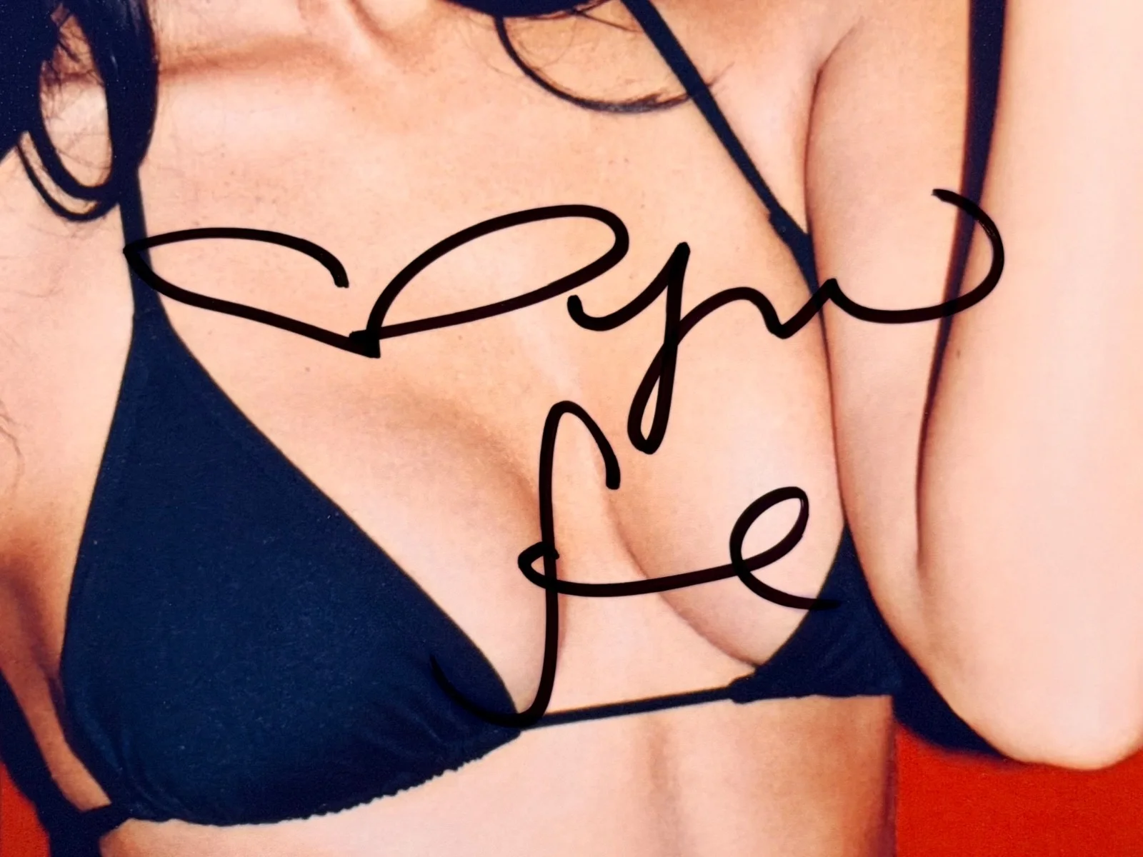 Megan Fox — Megan Fox Signed 8.5x11 Photo Auto COA GQ Cherry Bikini Glamour Photo, изображение 2