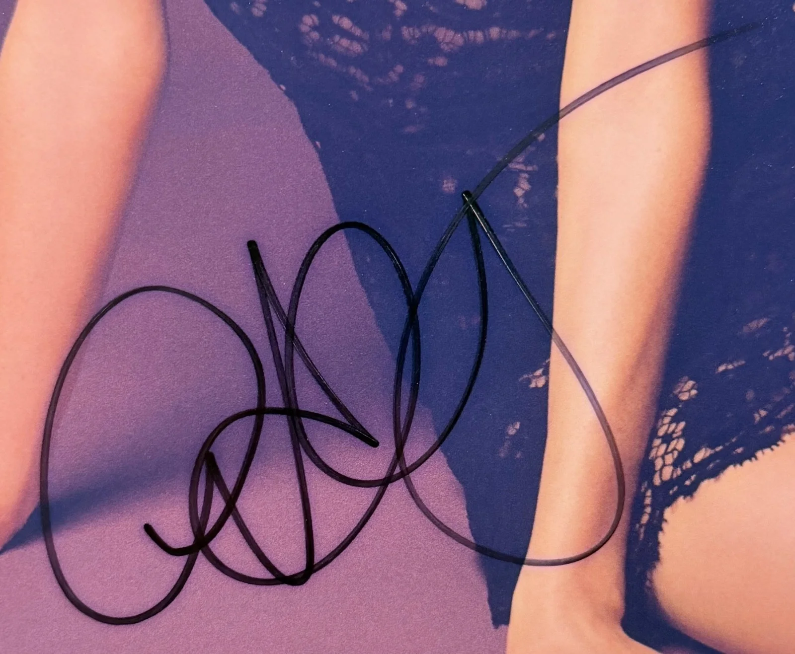 Anne Hathaway — Anne Hathaway Signed Autograph 8.5x11 Photo Certified Actress Memorabilia, изображение 2