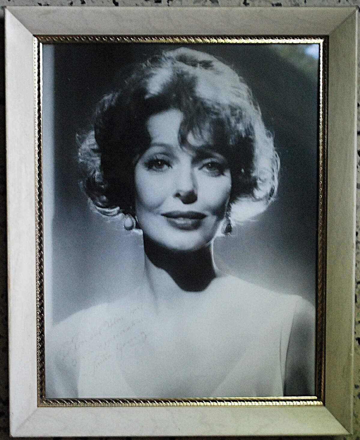 Loretta Young — Vintage LORETTA YOUNG Autograph Inscribed Photograph In Original Frame 16" x 13", изображение 3