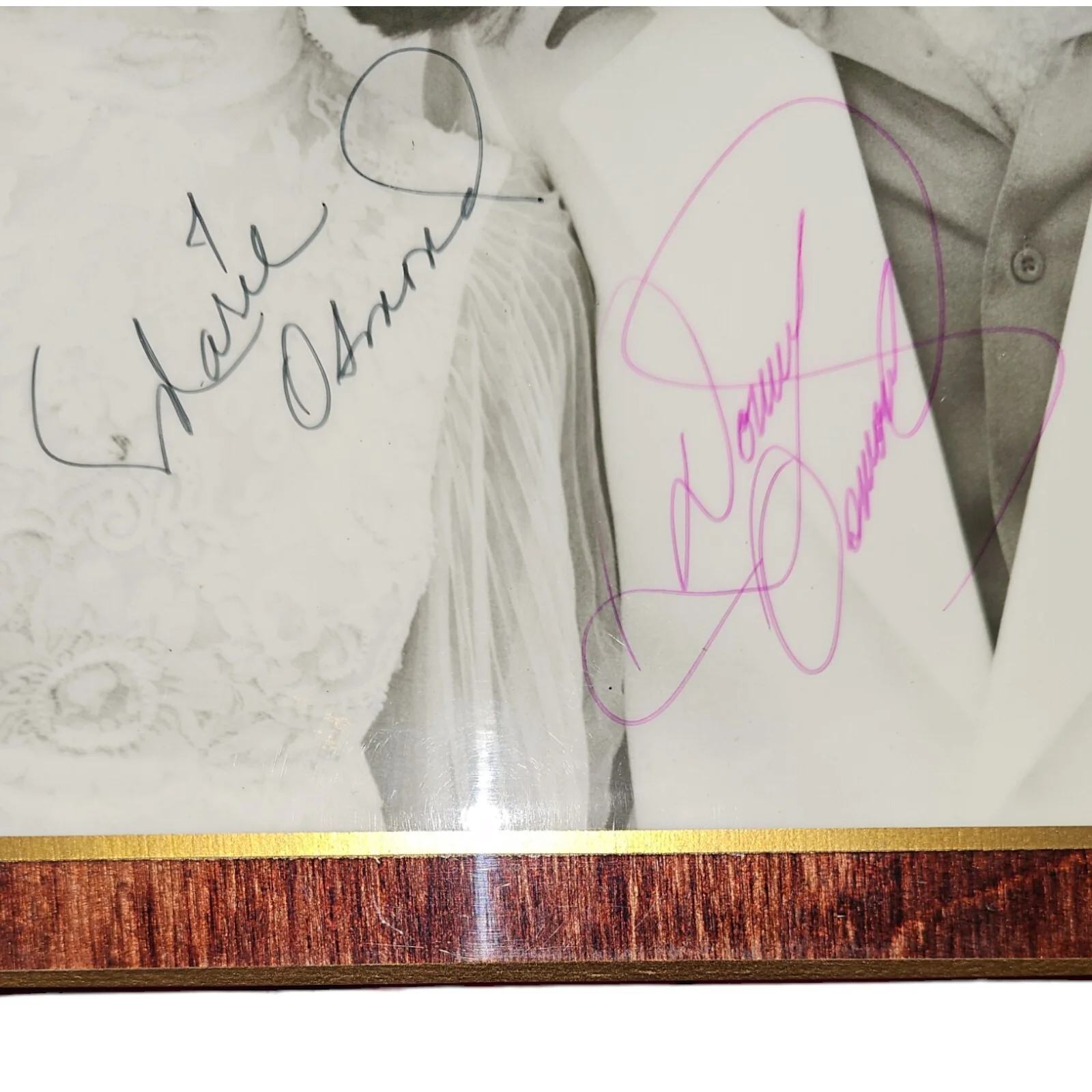 Donnie Osmond, Marie Osmond — Donny and Marie Osmond signed 10.75”x8.5” On Wood Varnished, изображение 3
