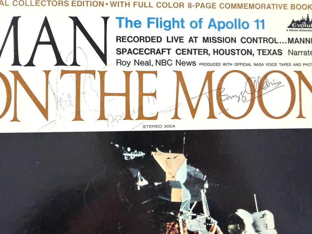 Buzz Aldrin, Neil Armstrong — Buzz Aldrin & Neil Armstrong Signed Autograph Apollo 11 Album Record w/ JSA COA, изображение 3