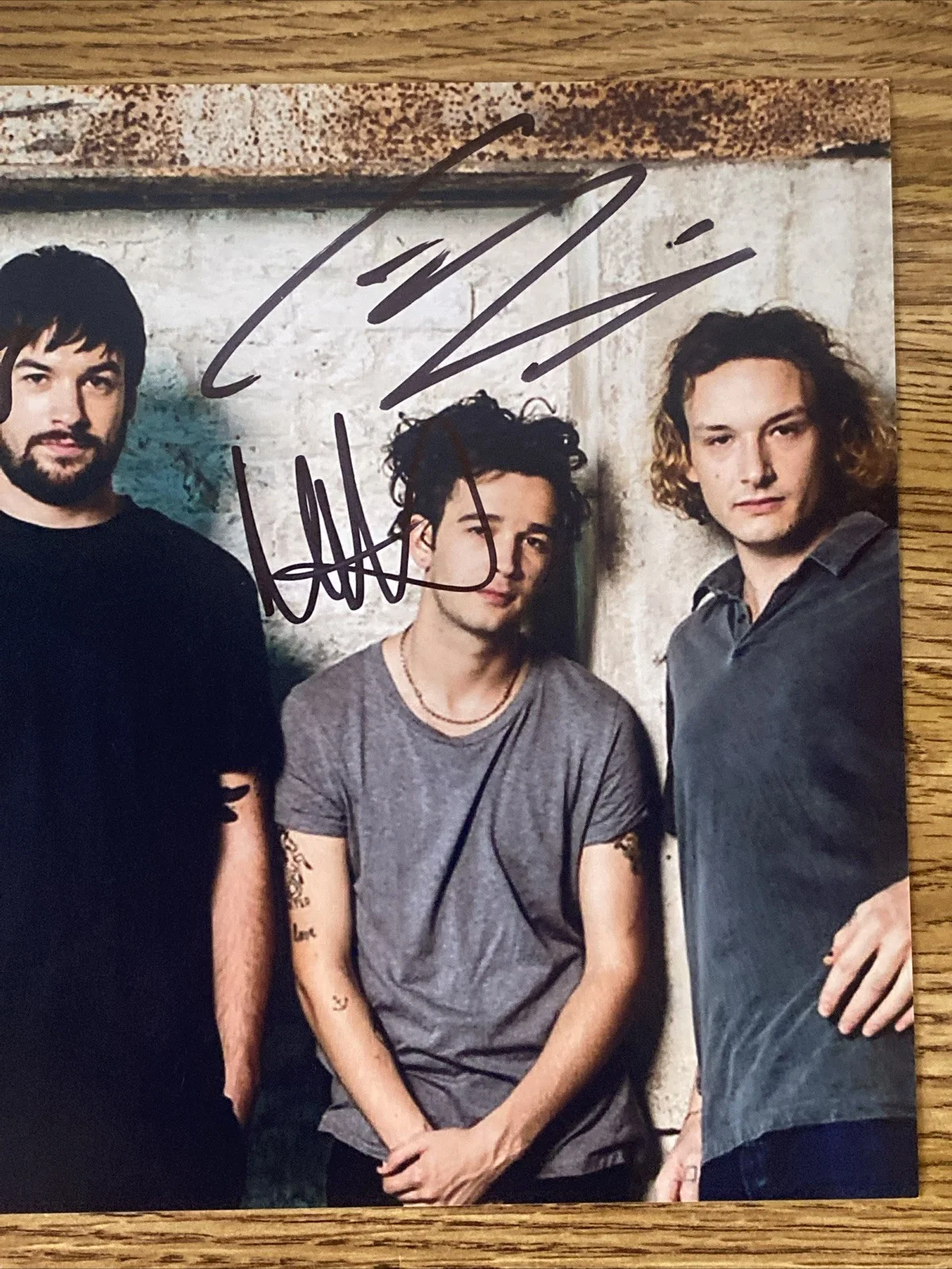 The 1975 Autographed 8x10 Photo Matt Healy Ross MacDonald George Daniel Band, изображение 3