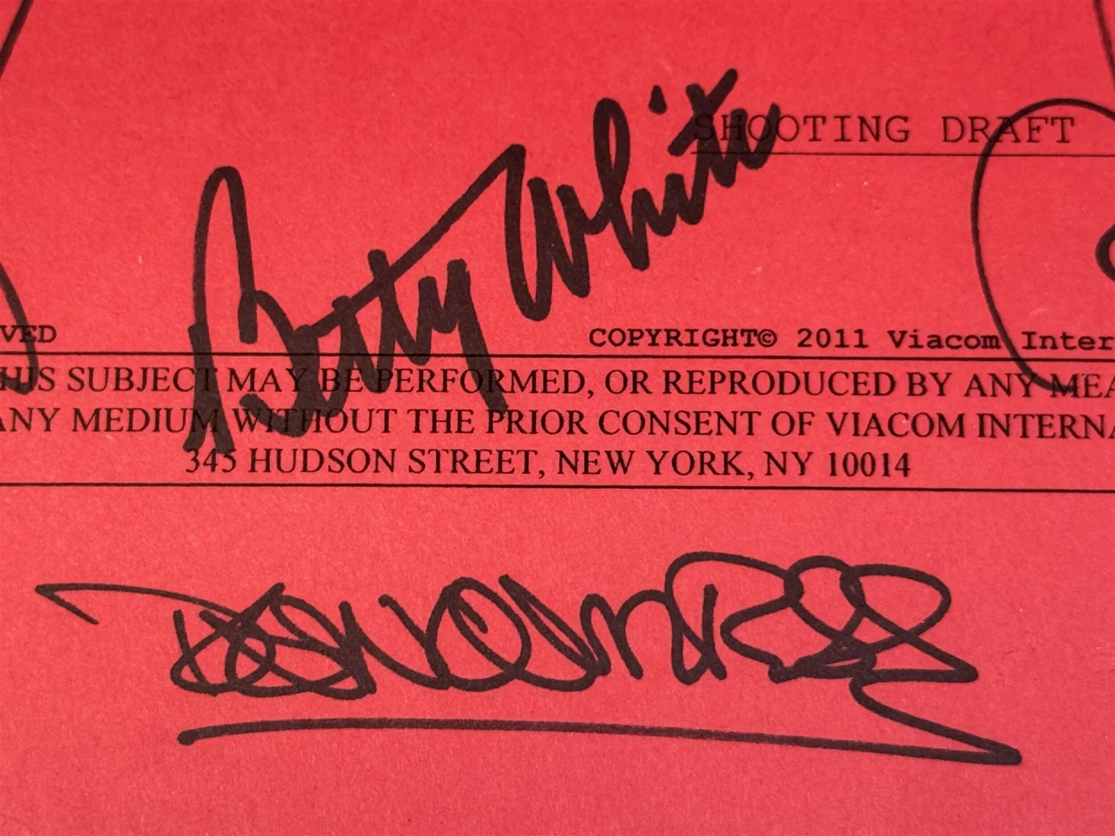 HOT IN CLEVELAND Signed Teleplay BETTY WHITE, VALERIE BERTINELLI, DAN CORTESE +, image 5
