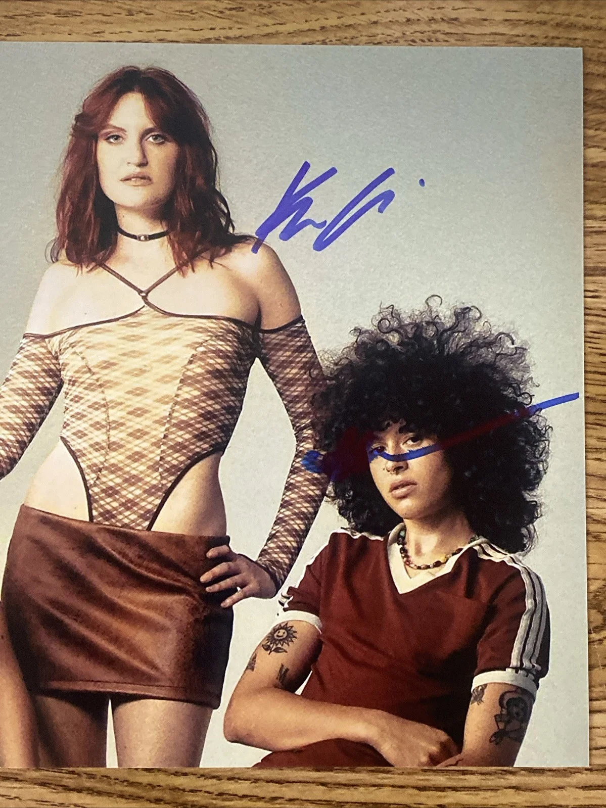 Muna Autographed 8x10 Photo Complete Band Saves the World, изображение 3