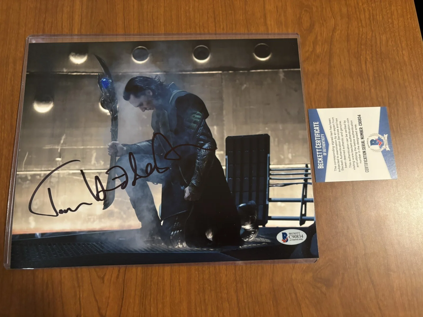 TOM HIDDLESTON — TOM HIDDLESTON SIGNED PHOTO 8X10 AVENGERS AUTOGRAPH LOKI BECKETT COA MARVEL, изображение 2
